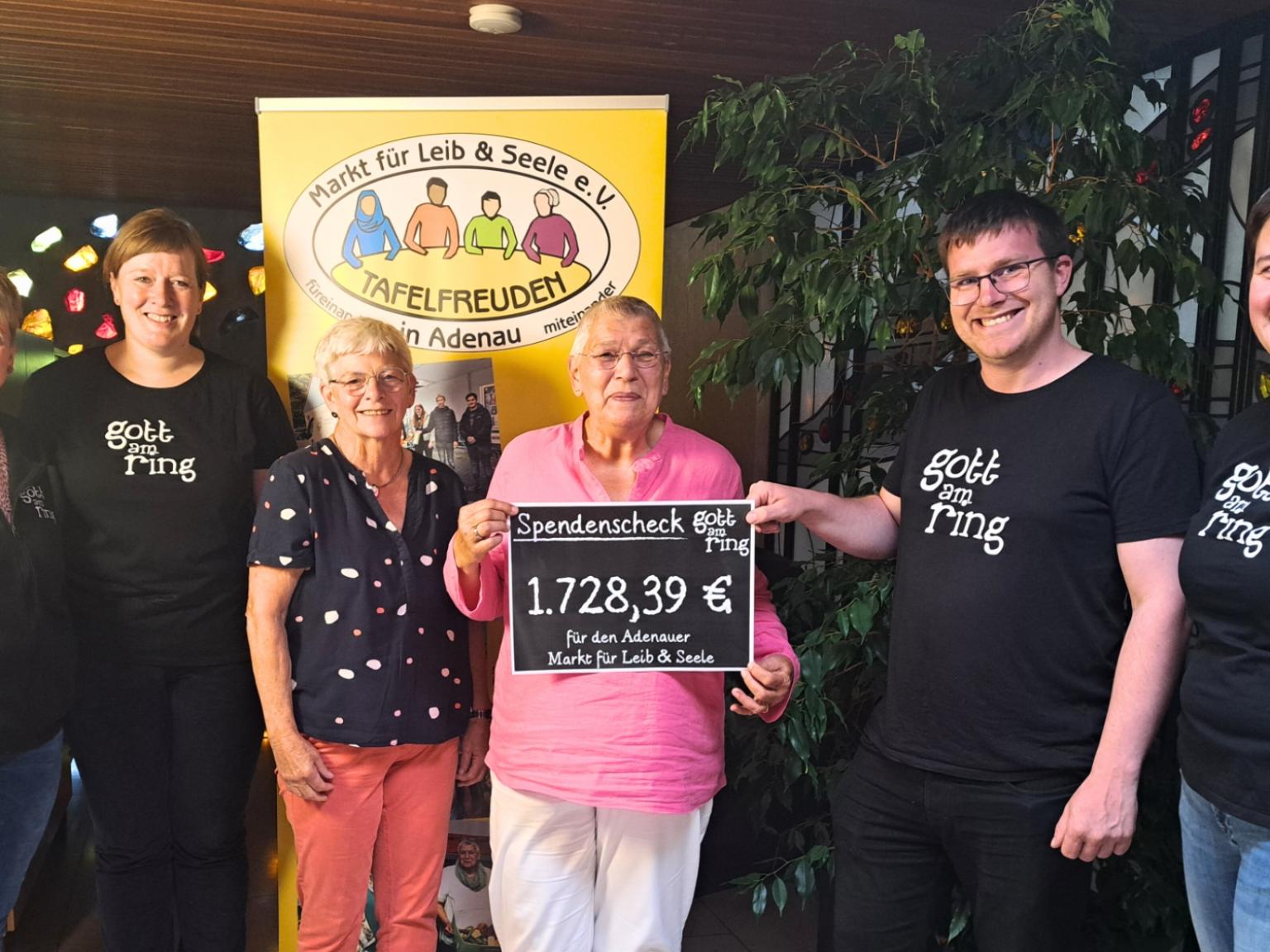 Spendenübergabe beim Markt für Leib und Seele Adenau