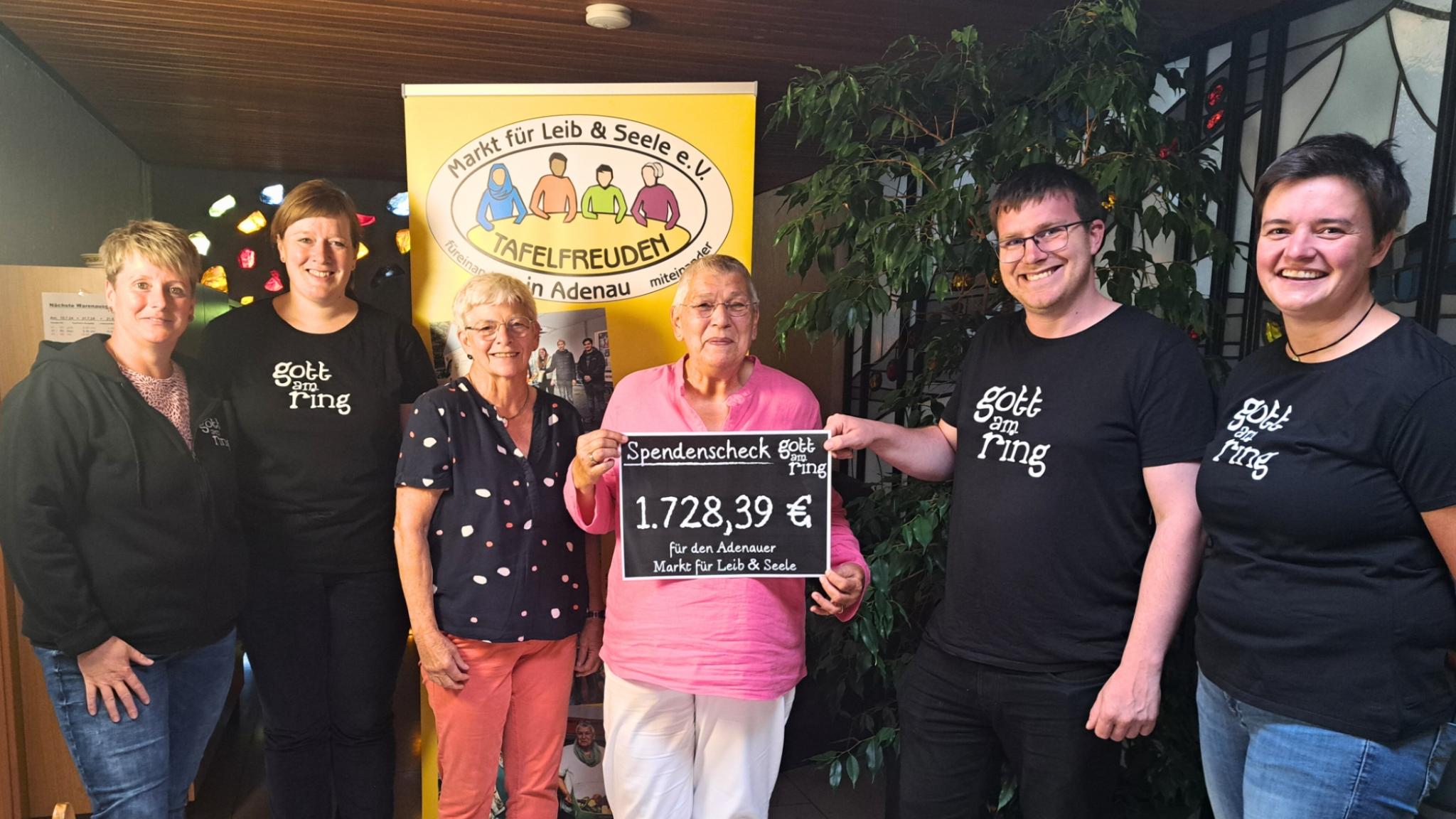 Spendenübergabe beim Markt für Leib und Seele Adenau