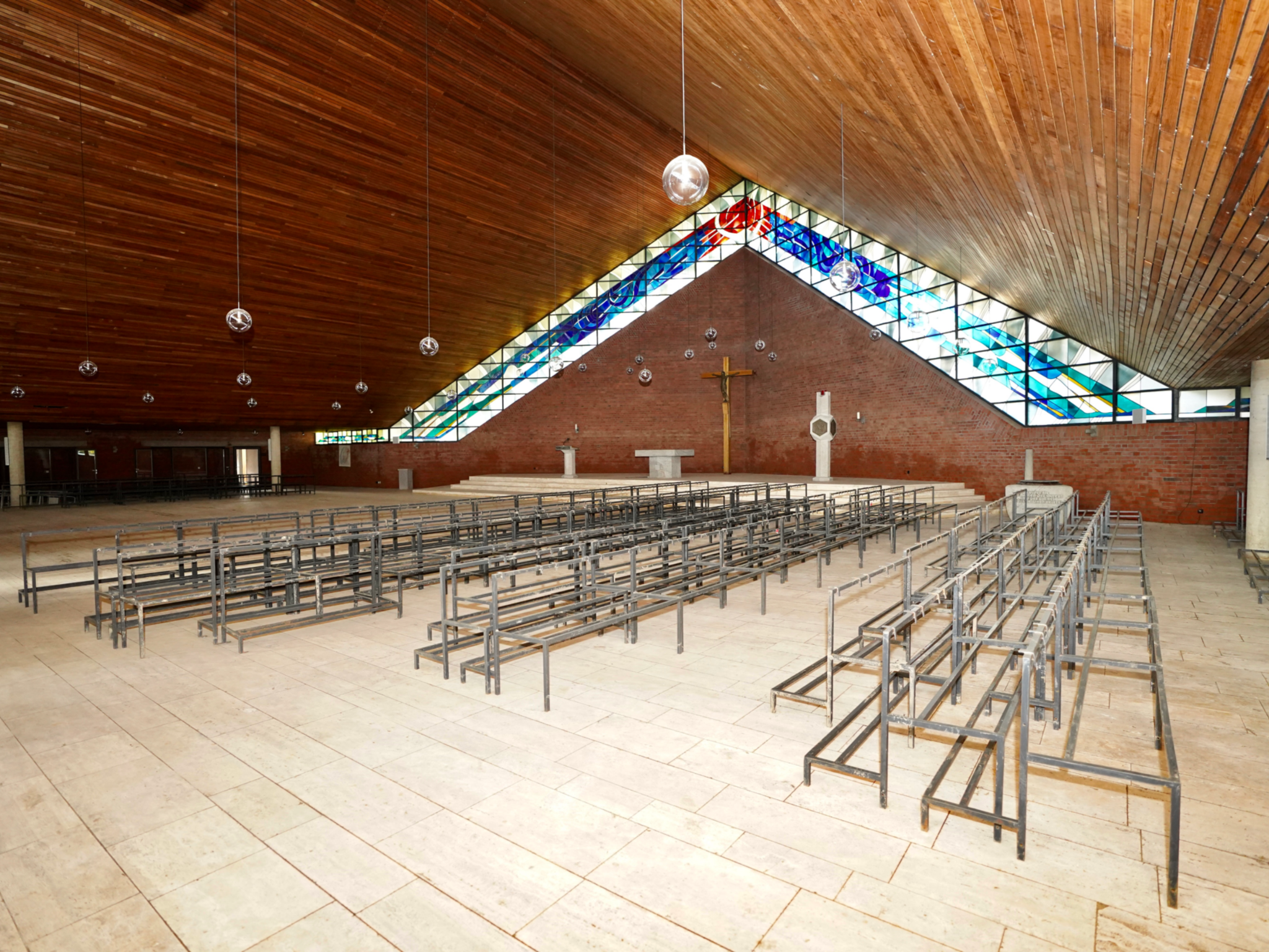 Ein Kirchraum mit zerstörten Bänken.