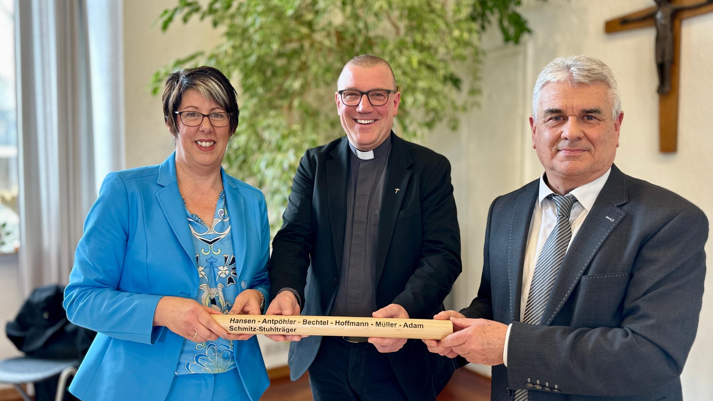 Staffelstabsübergabe in der Abteilung Schule und Religionsunterricht:  die neue Leiterin Dr. Kerstin Schmitz-Stuhlträger, Domvikar Matthias Struth, Leiter des Bereichs Kinder, Jugend und Bildung (Mitte) und der scheidende Leiter Albrecht Adam