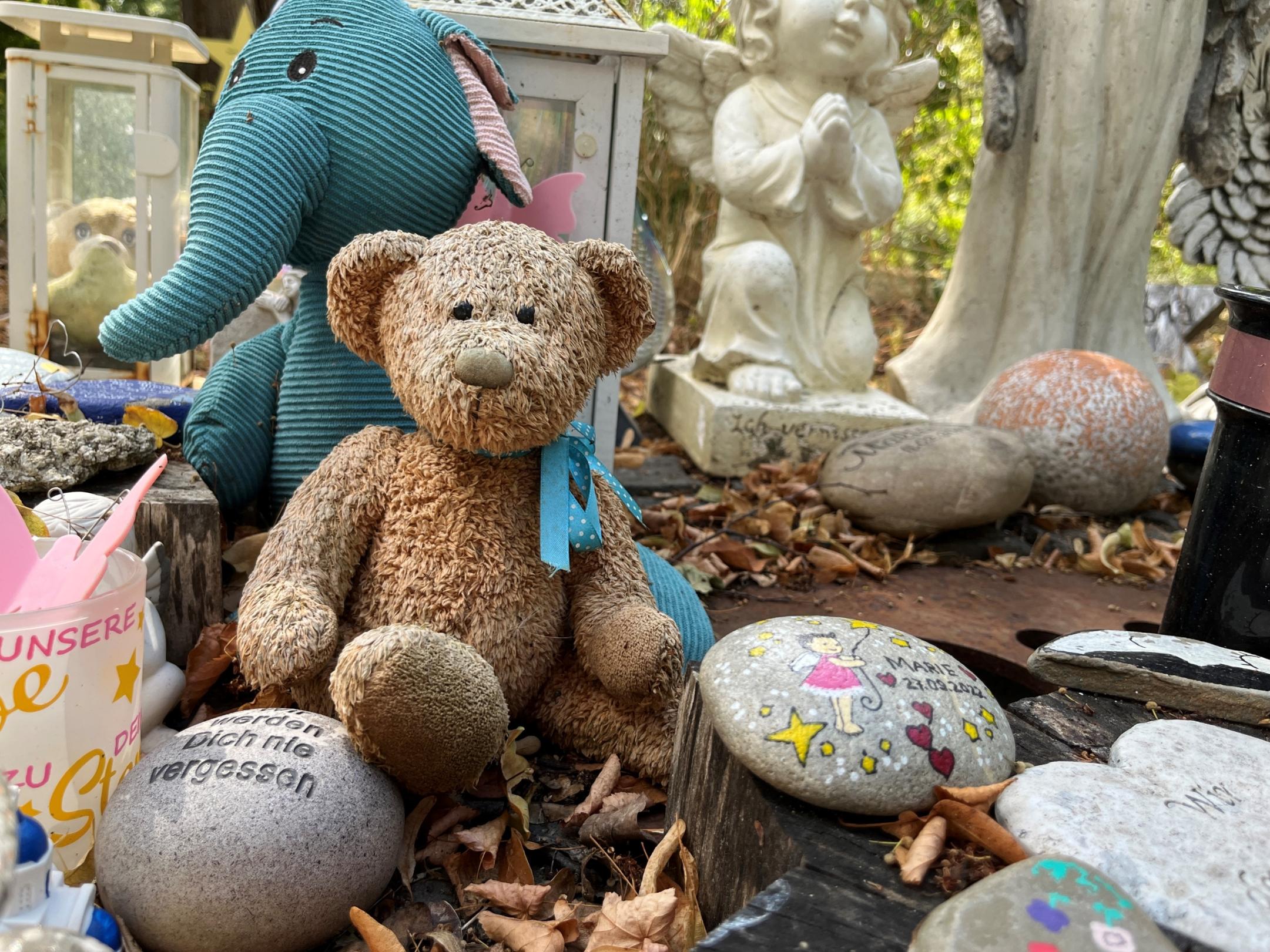 Kuscheltiere und andere Andenken können auf dem Sternenkinderfeld in Koblenz abgelegt werden.