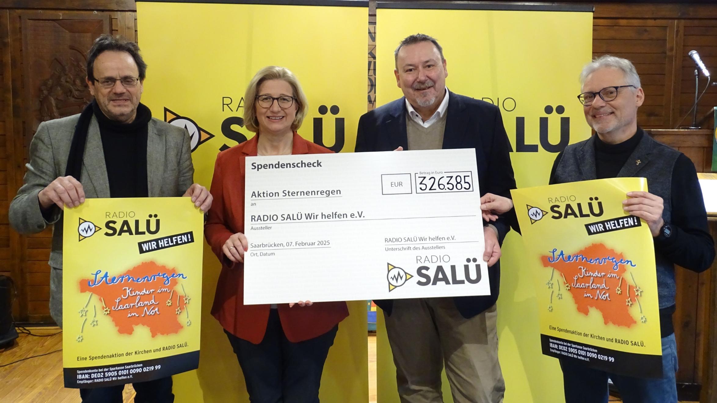 vlnr. Andreas Heinz, Caritas-Zentrum Saarpfalz; Anke Rehlinger, Ministerpräsidentin und Schirmherrin; Pfarrer Wolfgang Glitt, Vorsitzender des Trägervereins 'Radio Salü - wir helfen e.V.'; Axel Musolff, Geschäftsführer Radio Salü