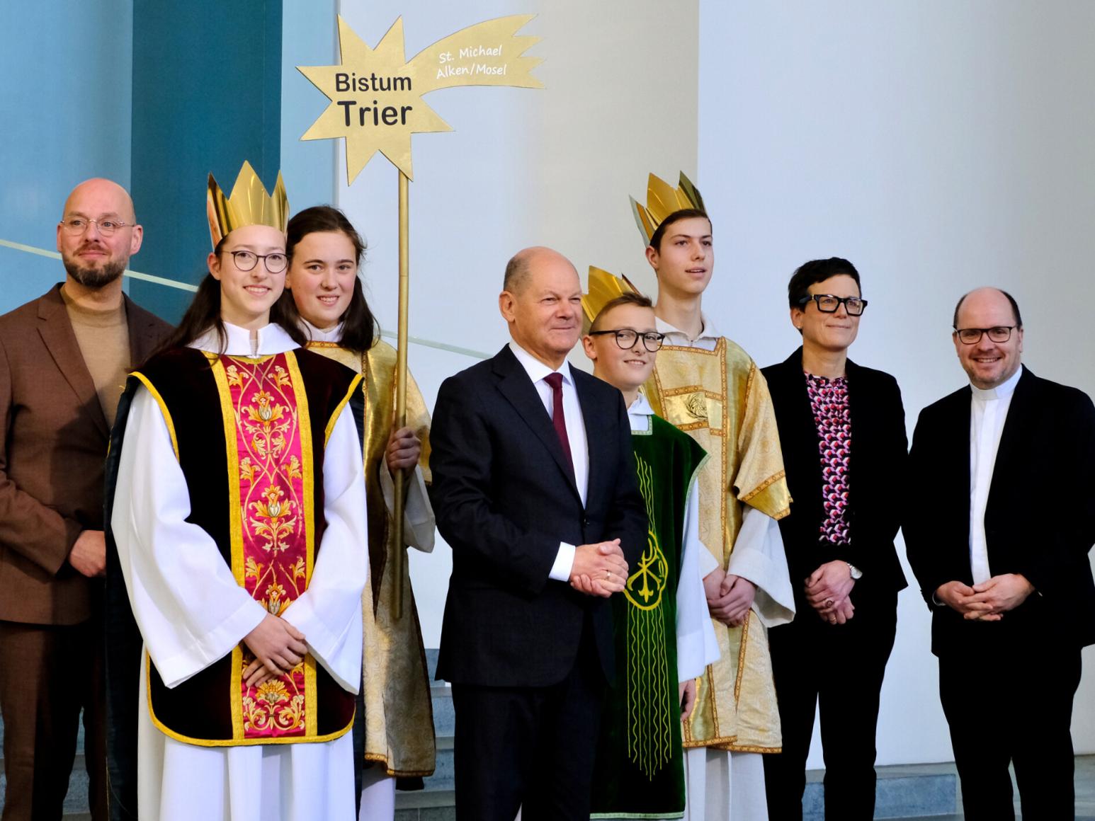 Johanna (17), Emma (16), Jakob (15) und Nils (14) sowie Begleiterin Anja Isaak aus der Gemeinde St. Michael in Alken stellten sich mit Bundeskanzler Olaf Scholz, Pfarrer Dirk Bingener, Präsident des Kindermissionswerks Die Sternsinger, und Domvikar Stefan Ottersbach, Bundespräses des BDKJ zum Foto auf.