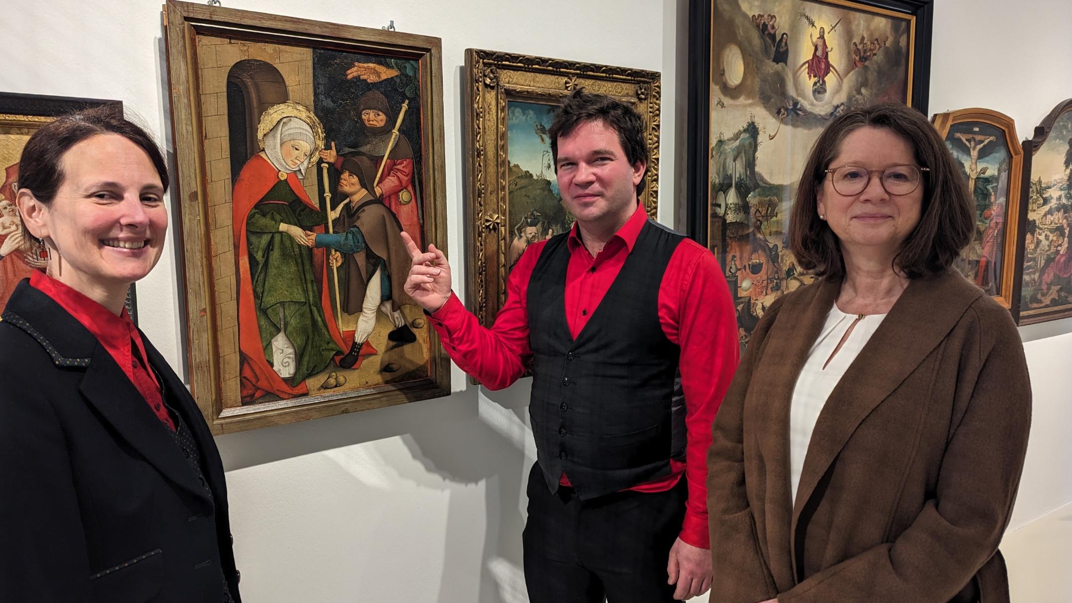 Museumsdirektorin Dr. Viola Skiba, Regisseur Marc-Bernhard Gleißner und Mechthild Schabo, Leiterin des Bereichs Seelsorge und Kirchenentwicklung im Bischöflichen Generalvikariat Trier, vor dem Gemälde „Die Werke der Barmherzigkeit“.