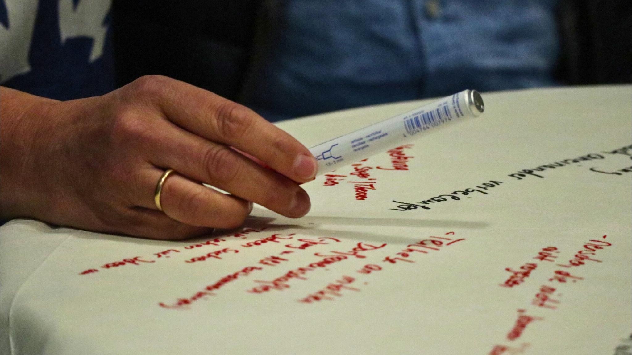 An unterschiedlichen Thementischen diskutierten die Gläubigen bei der ersten Synodalversammlung im Pastoralen Raum Betzdorf.