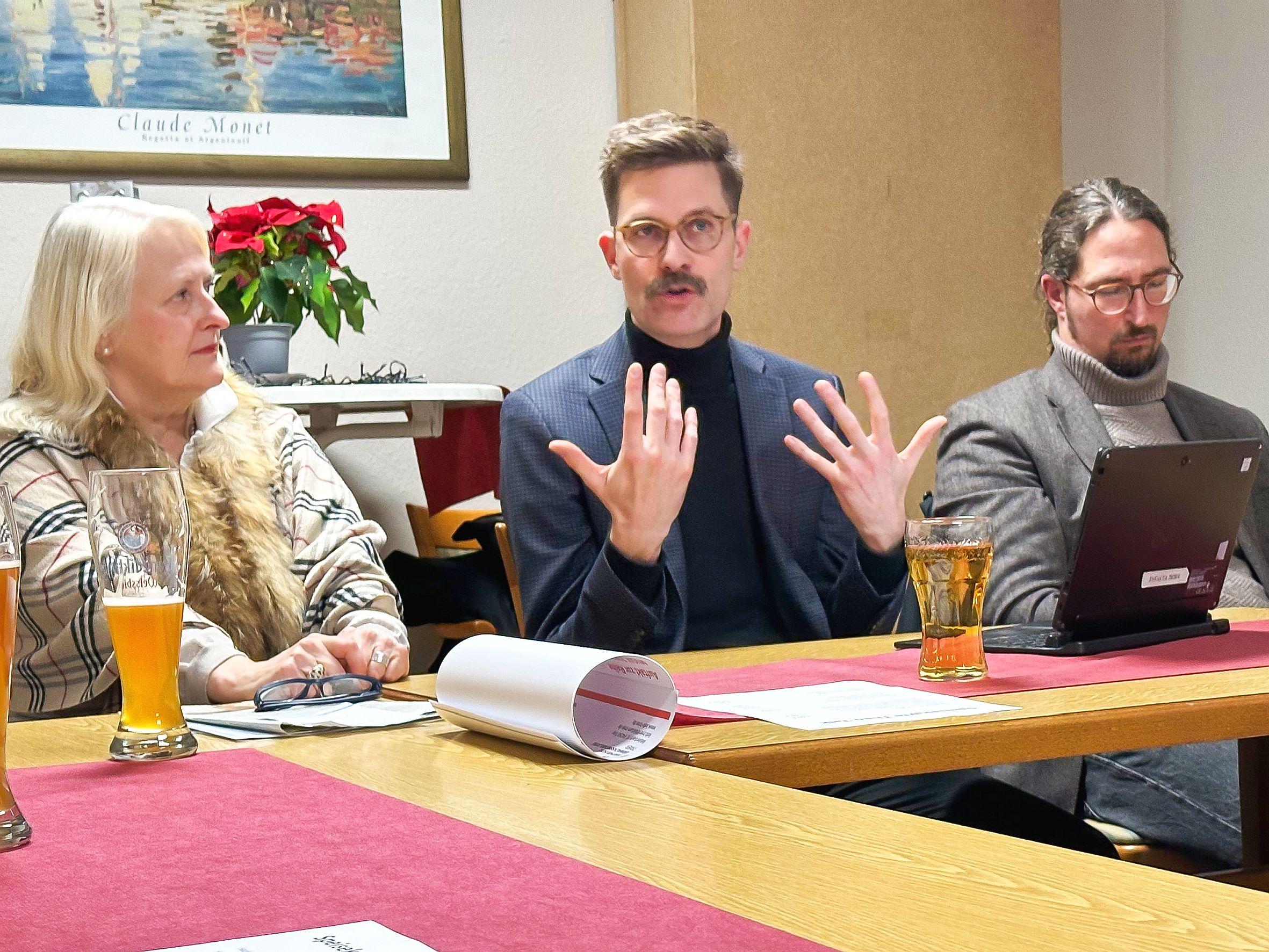 Der Dominikaner Dr. Dennis Halft (Mitte) beim Theo-Talk – neben ihm Katharina Zey-Wortmann und Dr. Samuel Acloque von der KEB Trier.