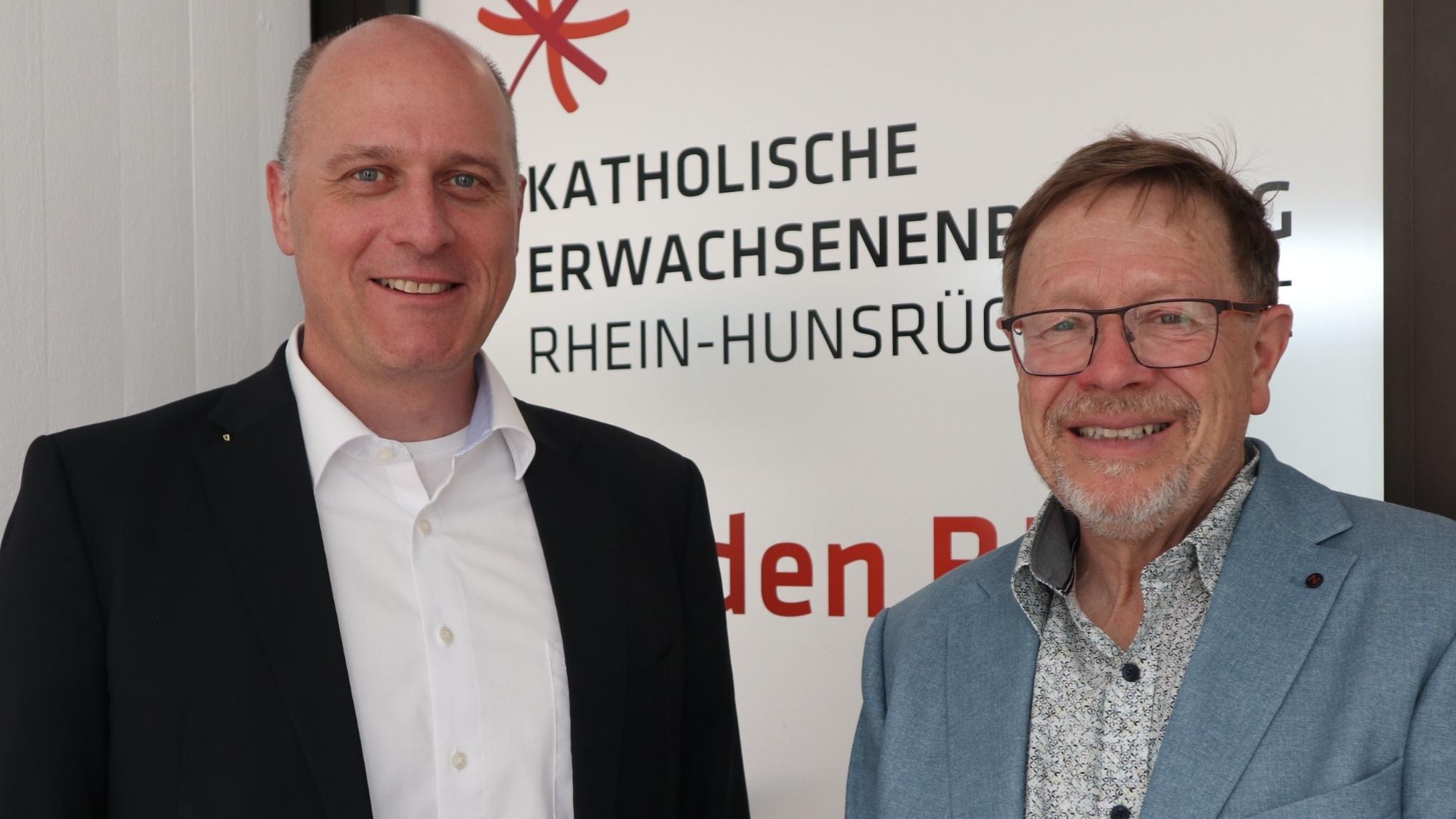 Markus Becker (rechts) gibt die Geschicke der Katholischen Erwachsenenbildung Rhein-Hunsrück-Nahe an Thomas Berenz, der die kommissarische Leitung der Einrichtung in Bad Kreuznach übernehmen wird.