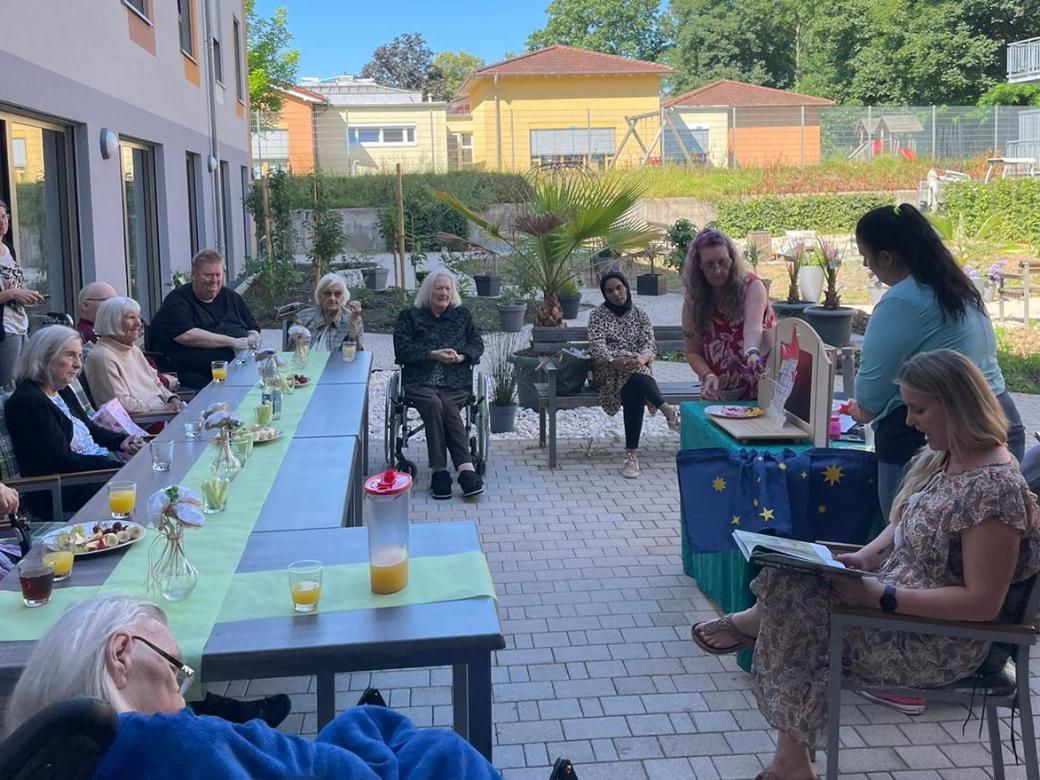 Die angehenden Kinderpflegerinnen führen 'Die kleine Hexe' als Tischtheater im Altenheim Katharina von Bora in Neunkirchen auf.
