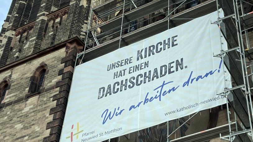Transparent vor der Kirche