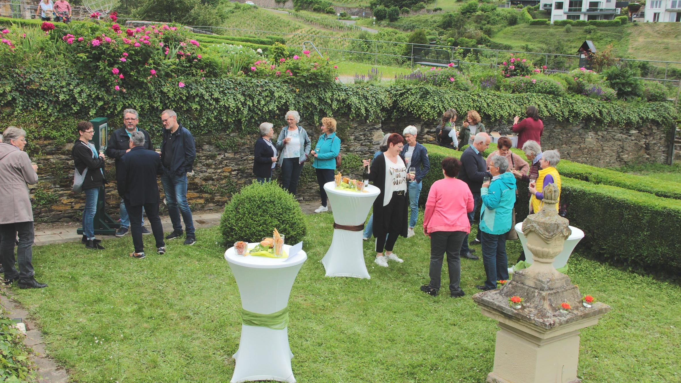 Am Oberweseler Martinsberg ist der neue Trauergarten „Aus-Zeit“ eröffnet worden.