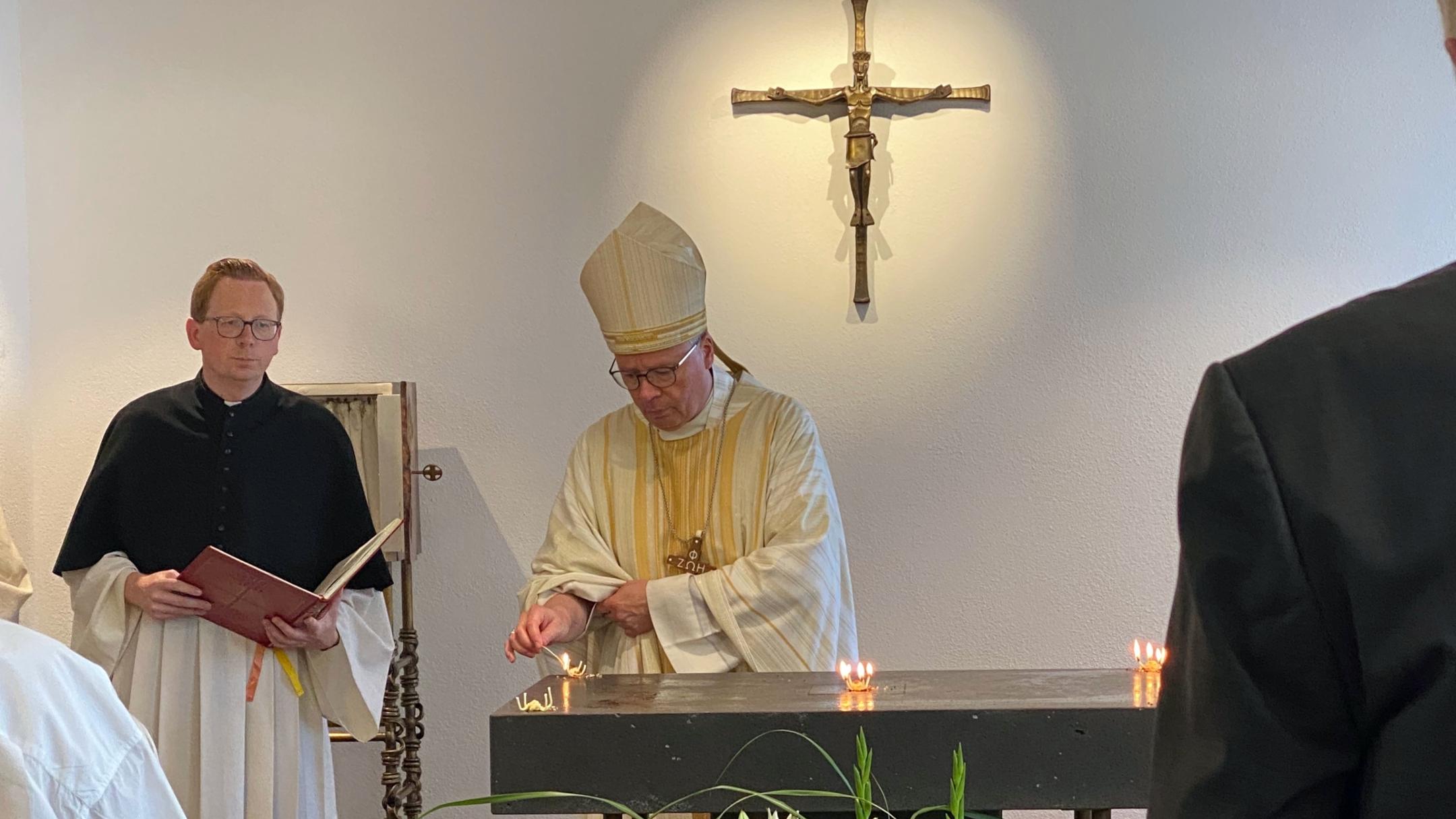 Der Bischof zündet Weihrauch auf einem Altar an.