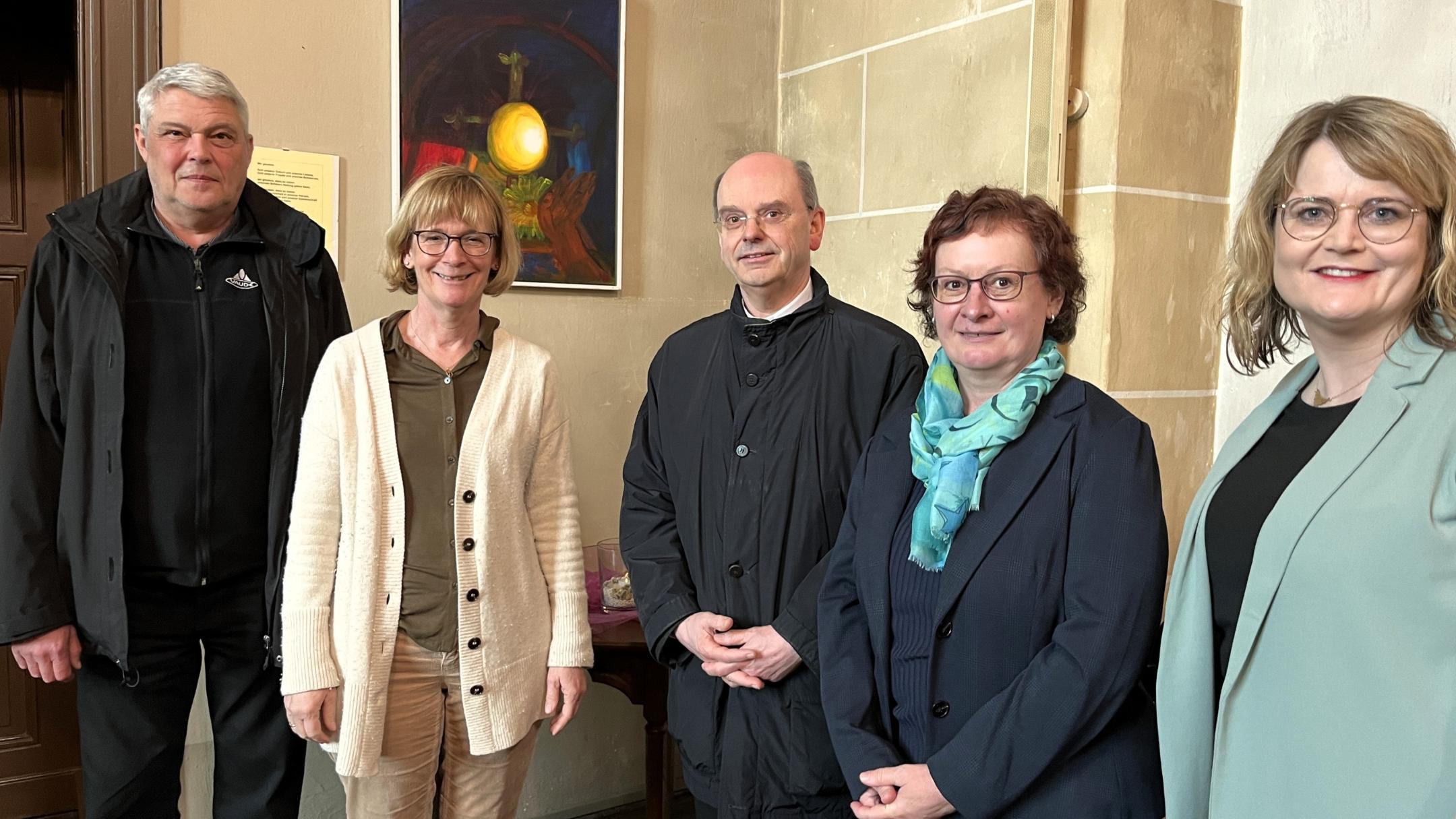 Der Trierer Weihbischof Robert Brahm (Mitte) besuchte gemeinsam mit seiner Referentin Katja Neff (Zweite v. rechts) und Dekan des Pastoralen Raums Eric Condé (links) die Klinikseelsorgerinnen Marion Jensen (Zweite v. links) und Melanie Kammerer (rechts). In der Kirche der Rhein-Mosel-Fachklinik Andernach betrachtete die Gruppe unter anderem ein Gemälde, das von einer Patientin hergestellt wurde.