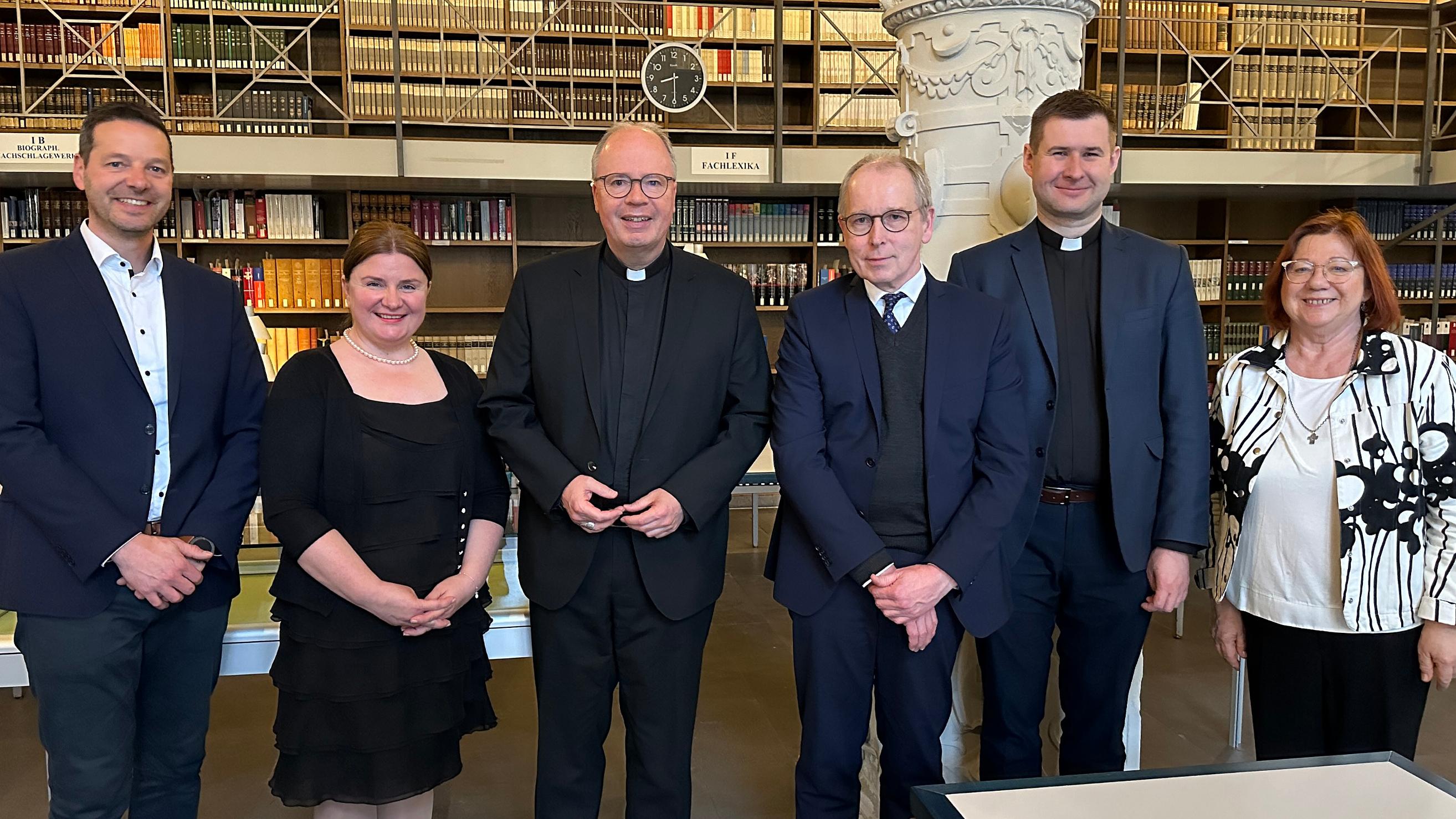 Dr. Thorsten Hoffmann, Dr. Marge-Marie Paas, Bischof Dr. Stephan Ackermann, Dr. Hans-Joachim Cristea, Pater Tomasz Materna und  Helle-Helena Puusepp (vlnr.)