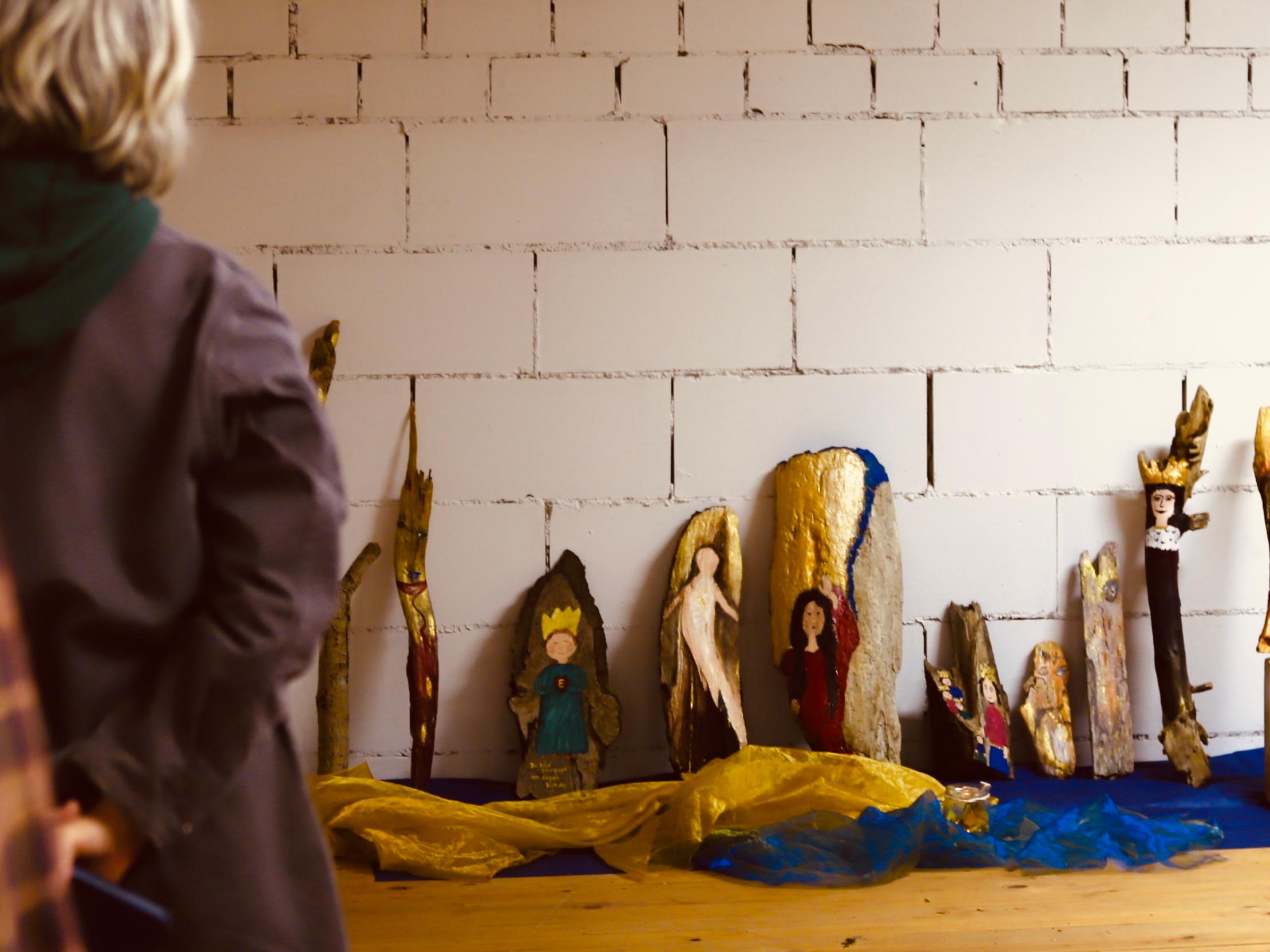 Die 11 Königinnen und Könige vor der Wand des Atelier