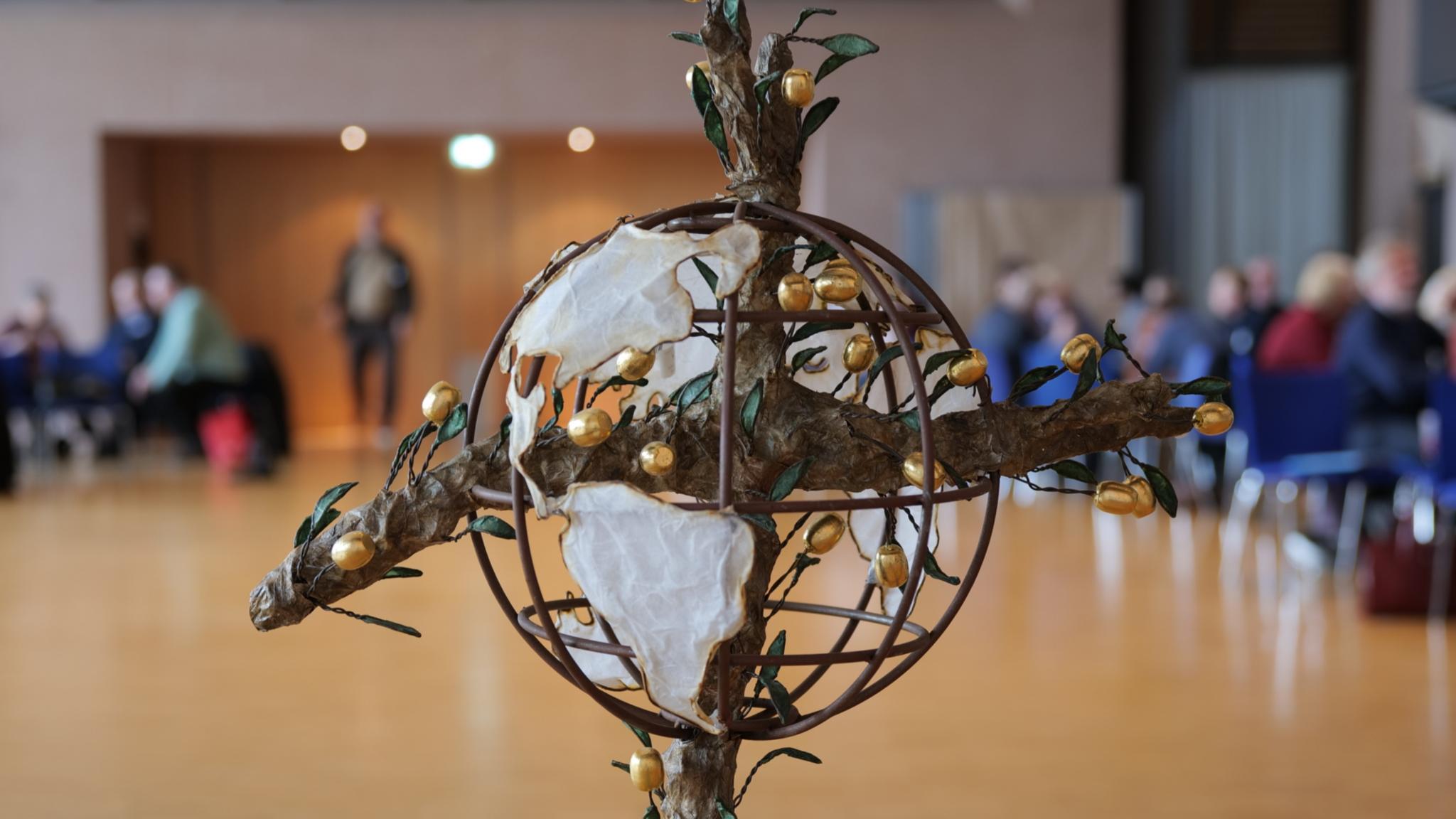 Das Friedenskreuz ist ein Symbol für das gemeinsame Jahresmotto 2020 der katholischen Hilfswerke 'Frieden leben' und wurde vom Eichstätter Künstler Raphael Graf gestaltet.