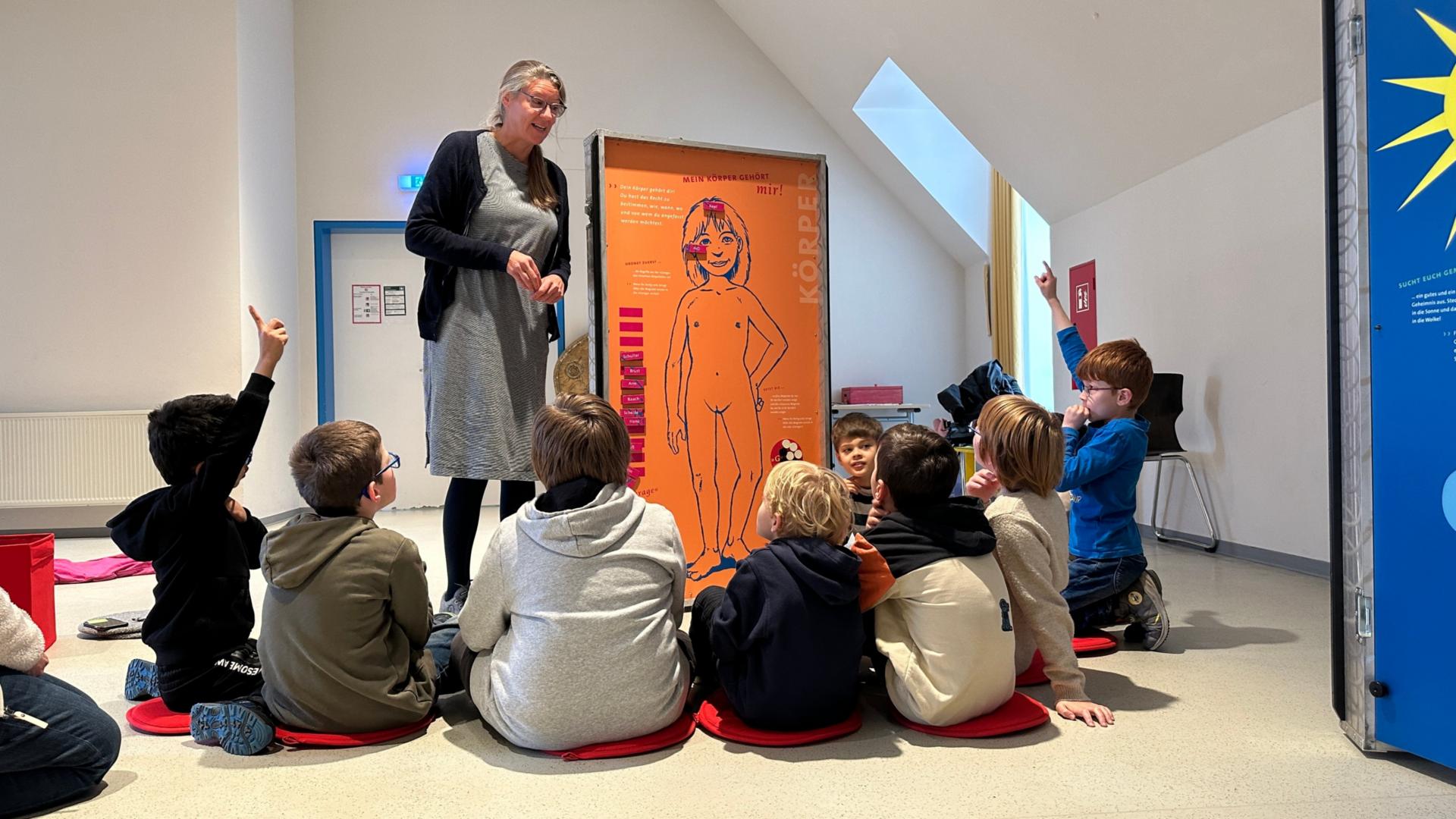 Die Kinder sprechen mit ihrer Lehrerin Carolin Heise, Präventionsbeauftragte an der St.-Josef-Schule über die Ausstellung