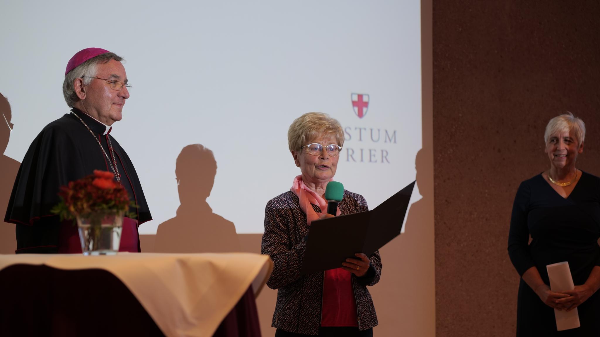 Marianne Mautes empfing die Dankesurkunde für besondere Verdienste im ehrenamtlichen Engagement; links Weihbischof Franz Josef Gebert