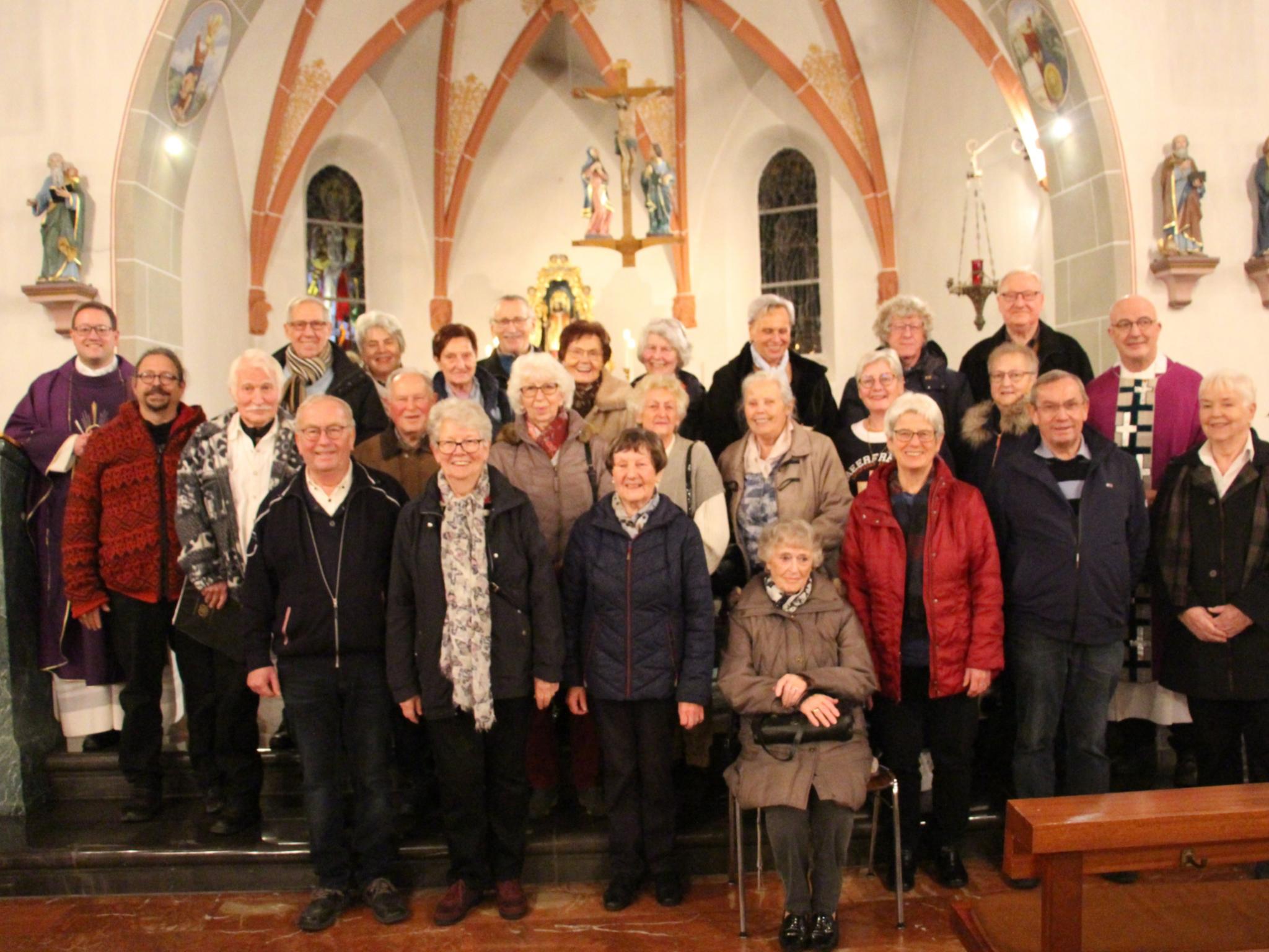 Die Kirchenchorgemeinschaft Mehren/Demerath nach ihrem letzten Auftritt in der St.-Matthias-Pfarrkirche in Mehren – mit Präses Pfarrer Dr. Jonas Weller (hinten links) und Ruhestandspfarrer Rudolf Heck (mittlere Reihe rechts), mit dem Chorleiter Heinrich Röhrs (vorne links) und der Vorsitzenden Ilse Schleuning (vorne Dritte von rechts).