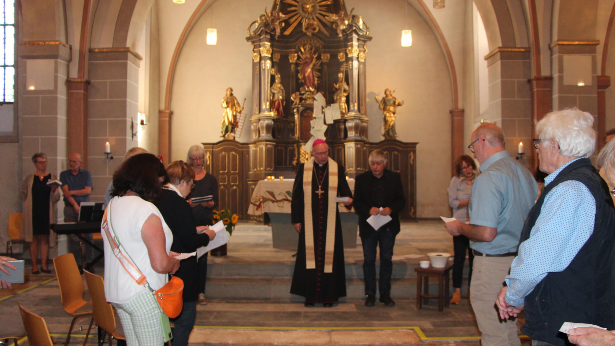 Vor dem Altar der St. Luzia-Pfarrkirche Mürlenbach bei der Gedenkfeier am zweiten Jahrestag der Flutkatastrophe: (von links) Gemeindereferentin Anette Weber, Bischof Ackermann, Pfarrer Ralf Pius Krämer