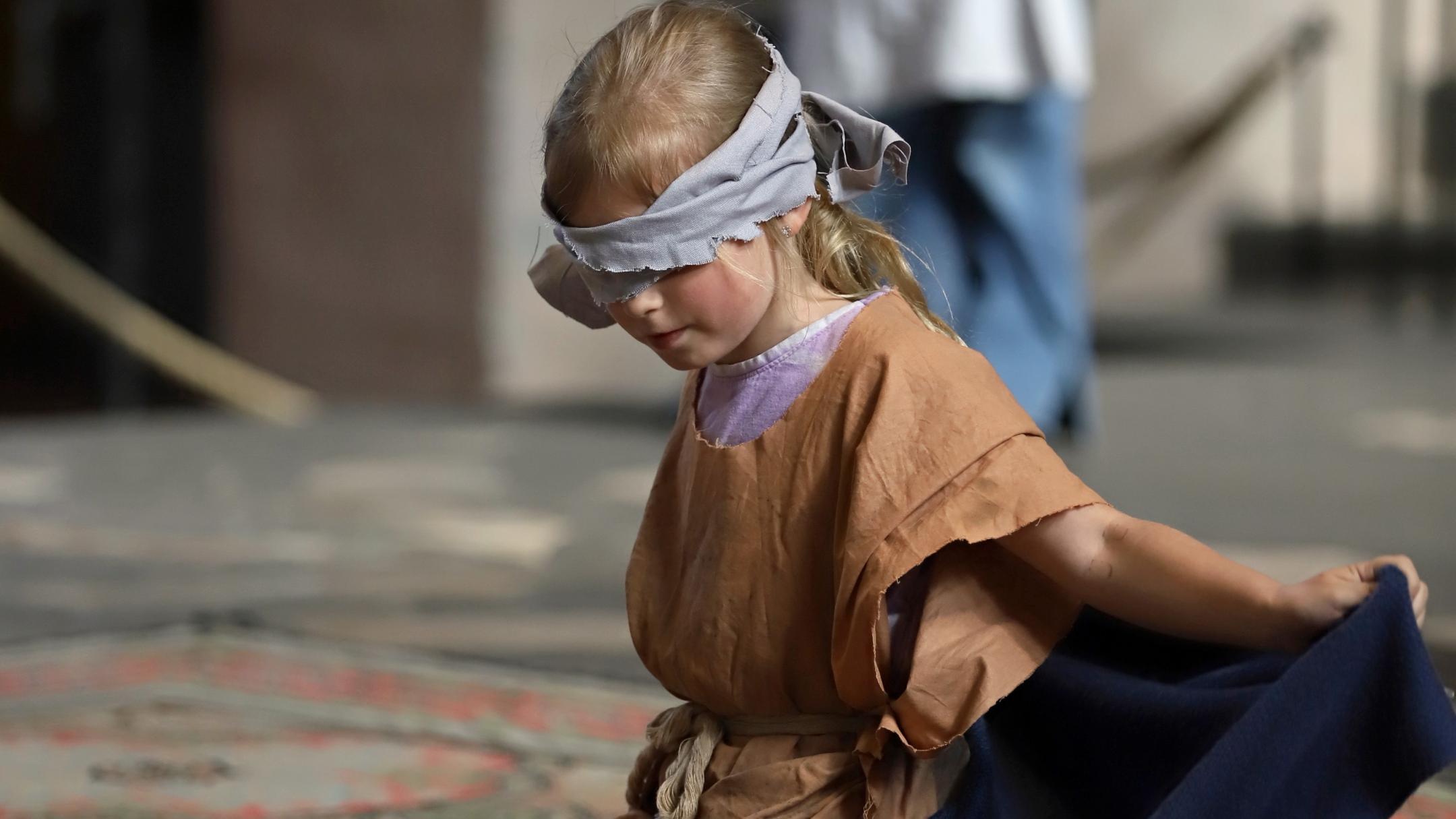 Die Kinder der Nikolaus Groß Schule aus Lebach stellen die Geschichte des  blinden Bartimäus nach, der von Jesus geheilt wird