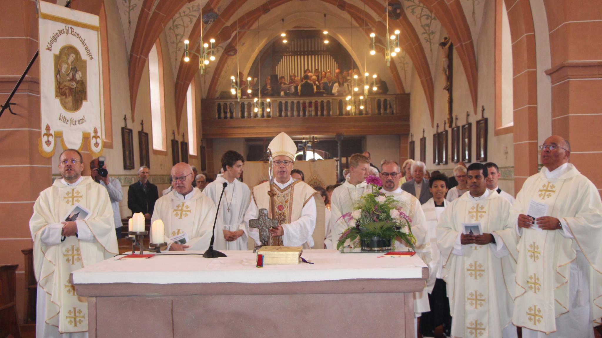 (von links) Pfarrer Christoph Kipper, Pfarrer Stefan Trauten, Bischof Ackermann, Diakon Ingo Ruhe, Pater Jineesh, Pfarrer Patrick Ringhausen