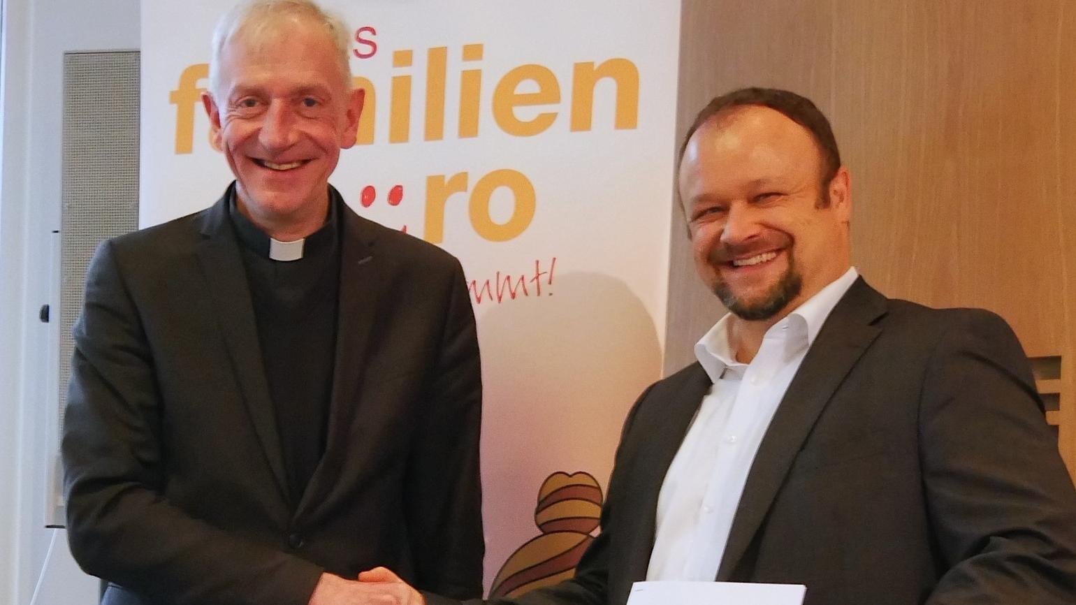 Caritas-Vorsitzender Benedikt Welter (links) und der Regionale Leiter der Familienkasse Rheinland-Pfalz-Saarland, Dirk Dausend, präsentieren die Kooperationsvereinbarung