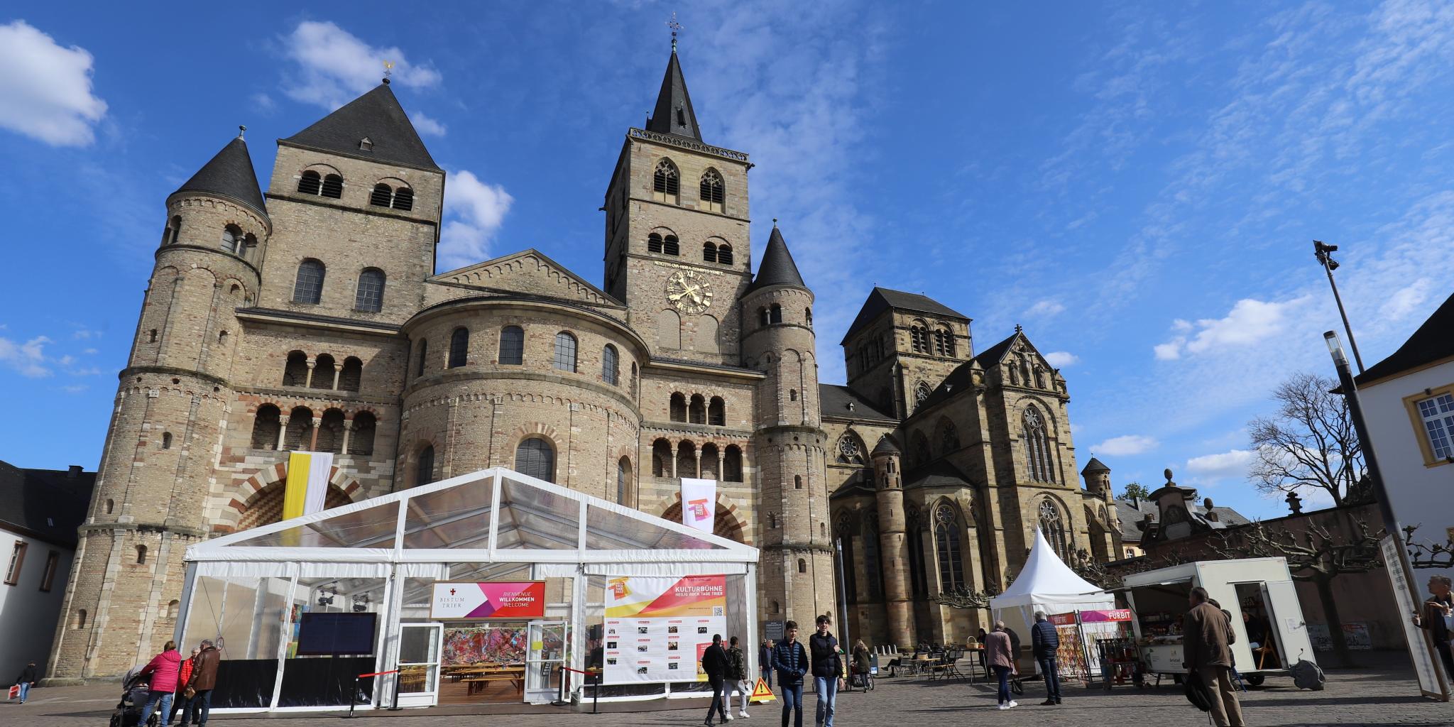 Das Begegnungszelt auf dem Domplatz