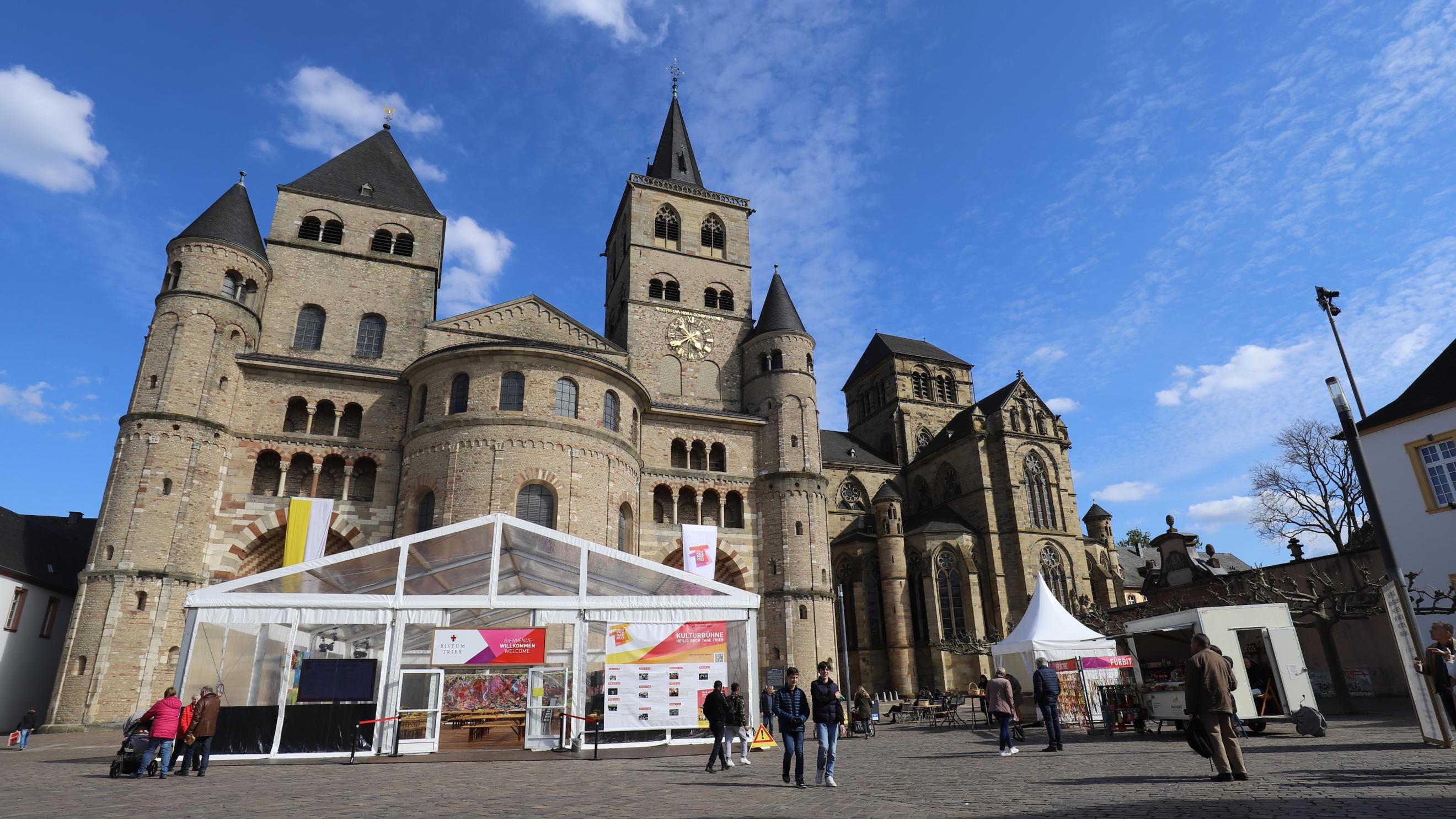 Das Begegnungszelt auf dem Domplatz