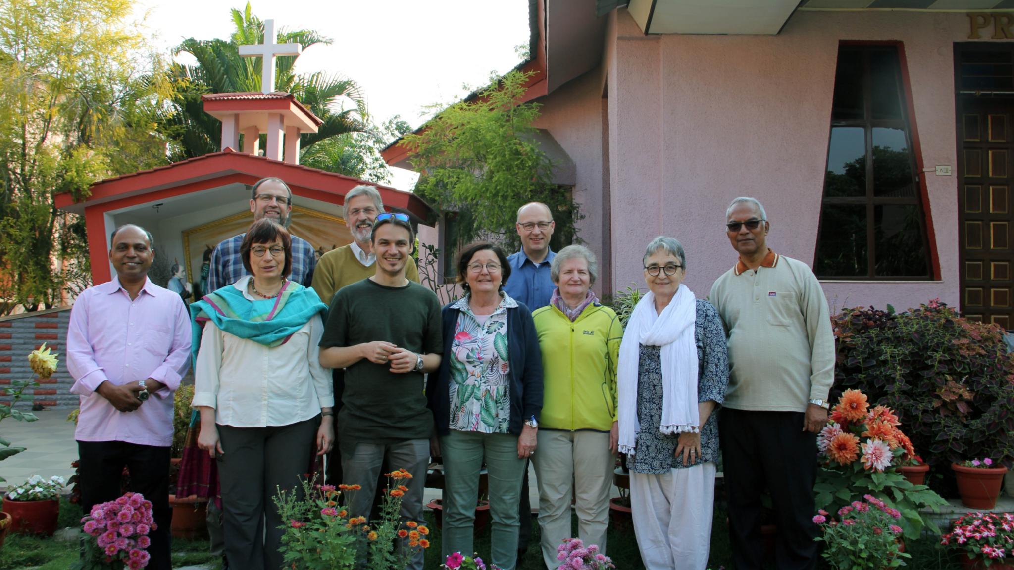 Schulung im Pallottinerzentrum für 'Lokale Kirchenentwicklung' in Nagpur. Die Gruppe mit Fr. Georg (links) und Fr. Vijay (rechts)