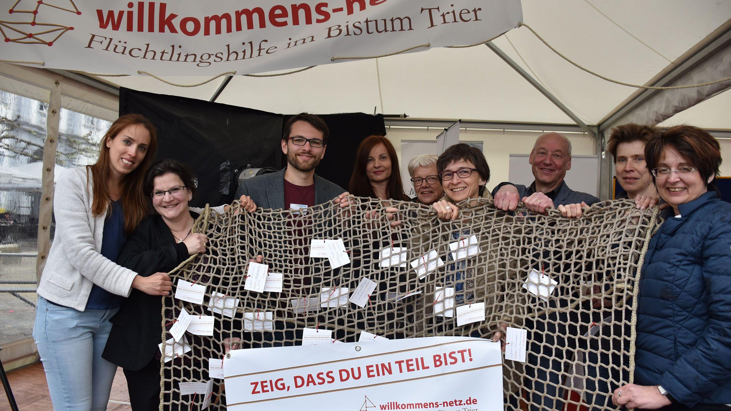 Ein Netz, an dem viele mitgeknüpft haben: Das Projekt „willkommens-netz.de“ für Flüchtlingsarbeit im Bistum hat sich 2017 auch bei den Heilig-Rock-Tagen auf dem Domfreihof und auf dem Hauptmarkt präsentiert. Foto: Zeljko Jakobovac
