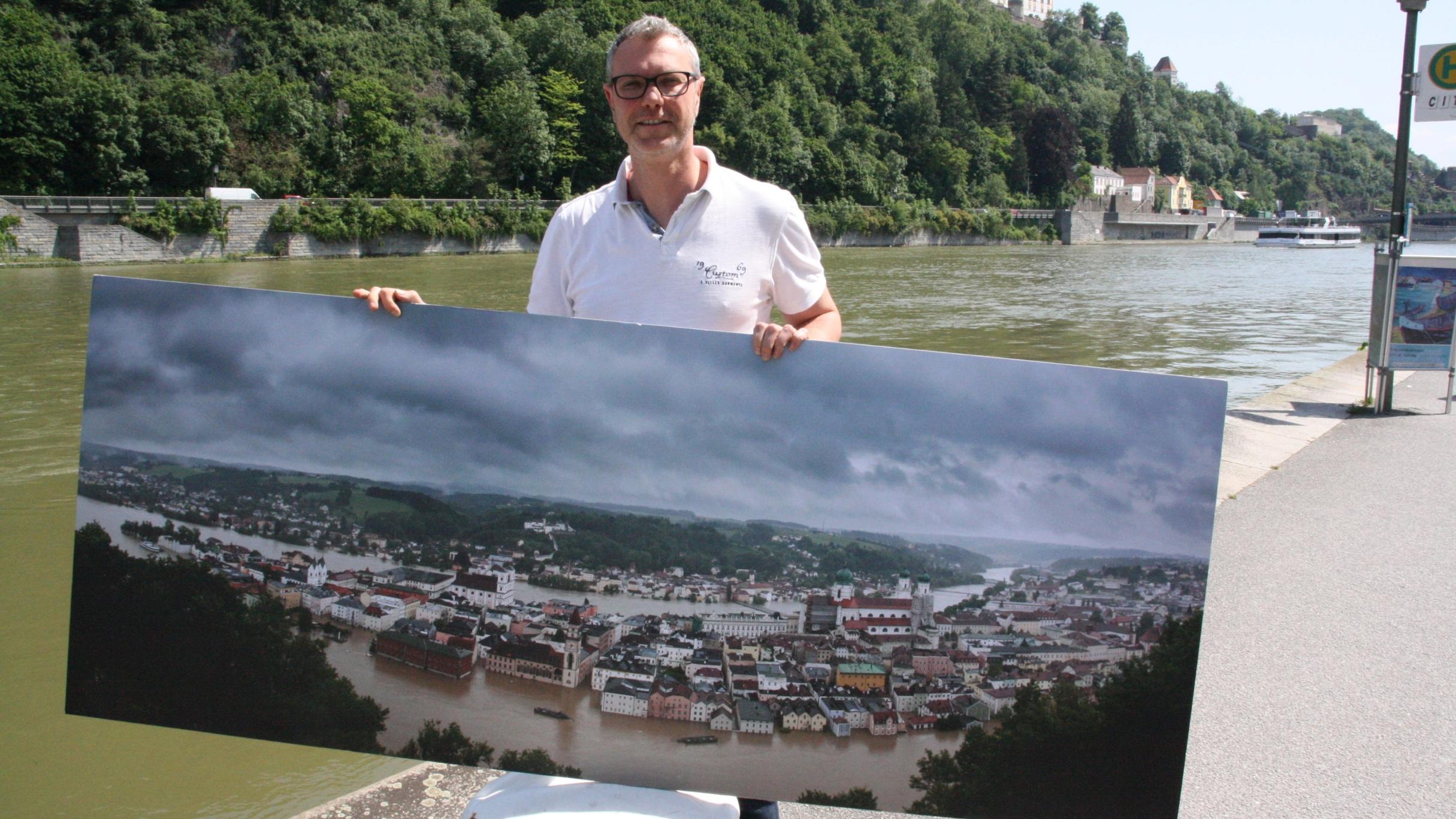 Mario Götz mit einem Foto vom Hochwasser (Foto: privat)