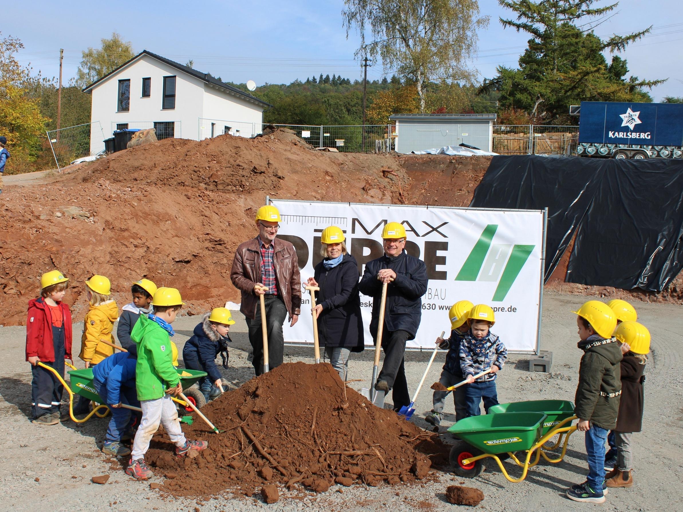 Pfarrer Wolfgang Meyer, Pfarrerin Christine Unrath (beide Ev. Gesamtkirchengemeinden St. Wendel) und Pfarrer Klaus Leist (Pfarreiengemeinschaft St. Wendel) begehen den Ersten Spatenstich mit tatkräftiger Unterstützung der Kinder Foto: evks/Eulenstein
