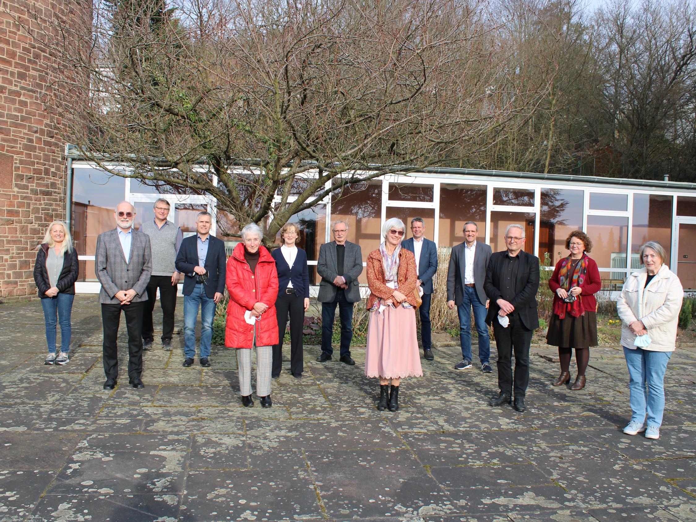 BU: Die geistlichen Initiatoren des Projekts Pfarrer Manfred Kostka (Katholische Pfarrerei St. Johann, 2.v.l.), Pfarrer Joachim Wörner (Ev. Kirchengemeinde St. Johann, 4.v.r.) und Pfarrer Horst Gaevert (Ev. Kirchengemeinde Völklingen-Warndt, 3.v.r.) zusammen mit Waltraud Kraft (cts Saarbrücken, 6.v.l.) sowie Vertreterinnen und Vertretern der beteiligten Einrichtungen und Trägern sowie ehrenamtlichen Mitarbeiterinnen Foto: evks/Eulenstein Von den Initiatoren fehlt auf dem Foto Pfarrer Axel Maria Kraus.