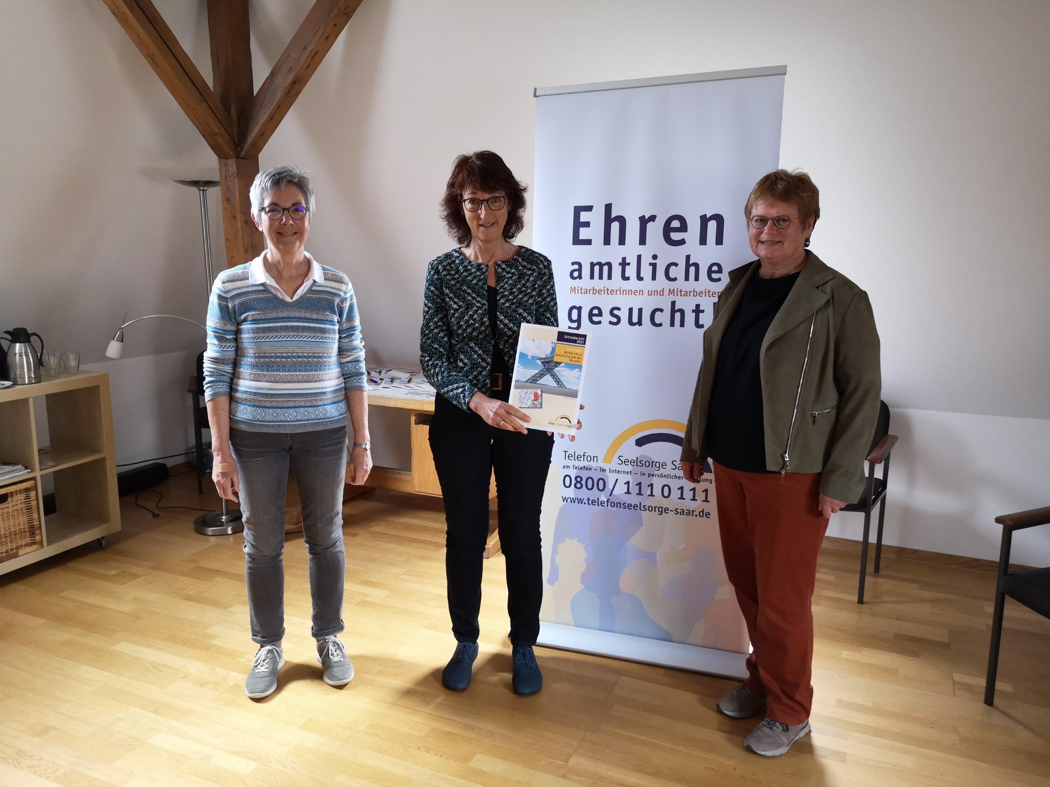 Annette Schoenen, Heidrun Mohren-Dörrenbächer und Friederike Walla von der evangelisch-katholischen Telefonseelsorge Saar stellen den Jahresbericht vor. Foto: Rieke Eulenstein/ekir