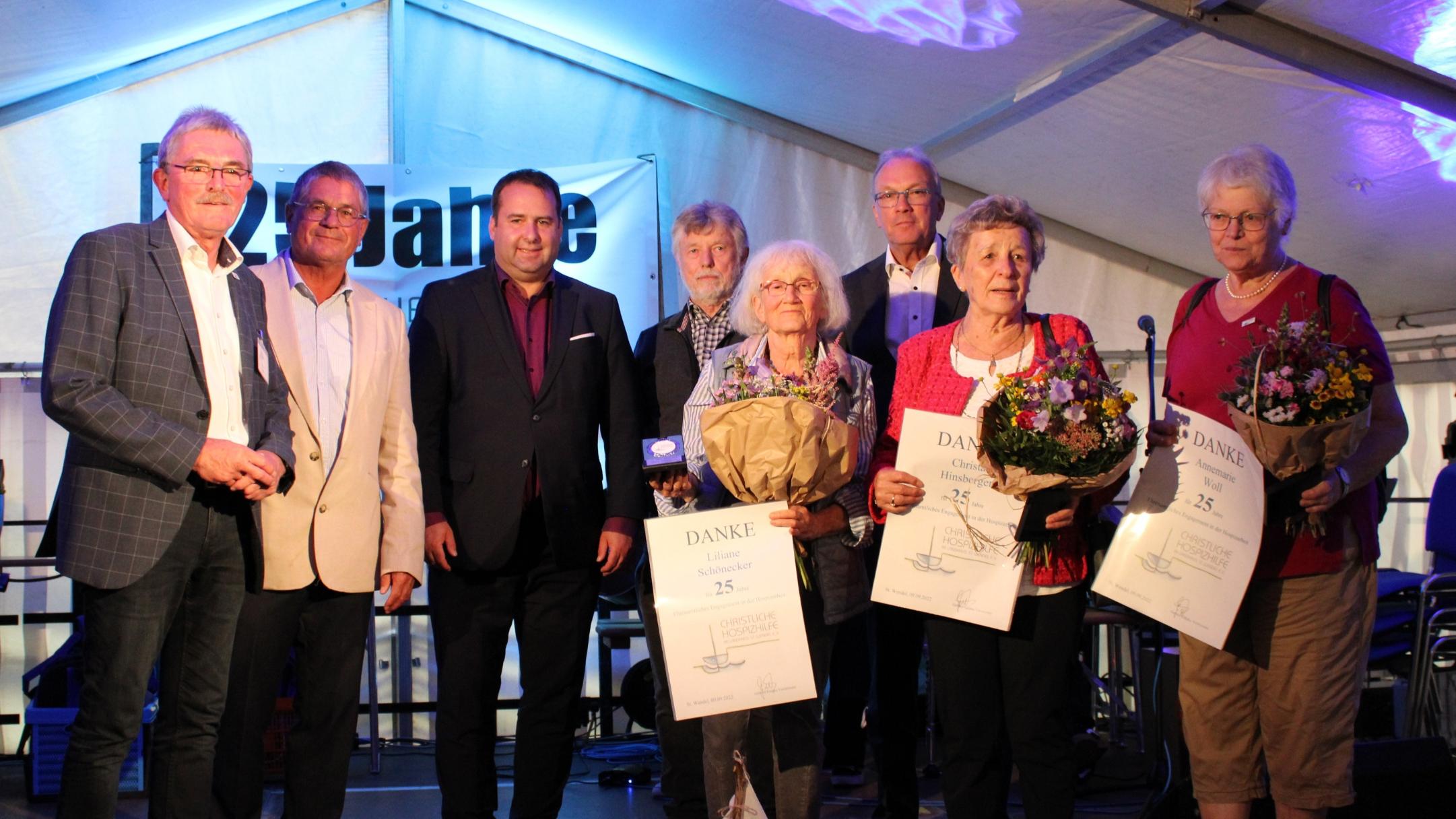 Gerhard Koepke (Vorsitzender Christl. Hospizhilfe), Paul Herrlein (Vorsitzender LAG Hospiz Saar), Minister Magnus Jung, Ehrenamtlichensprecher Josef Colling und Landrat Udo Recktenwald (3.v.r.) mit den drei Hospizbegleiterinnen der ersten Stunde (v.l.): Foto: Rieke Eulenstein/evks