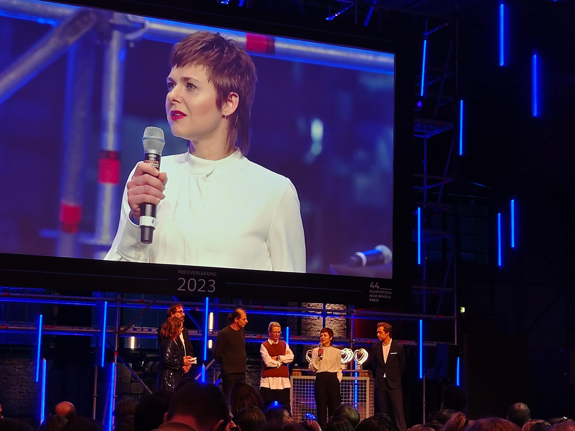 Die Ökumenische Jury beim Max-Ophüls-Filmfestival 2023, Preisverleihung im E-Werk (im Screen das saarländische Jury-Mitglied Sabrina Maas) (v.l.), Foto: Wolf-Dieter Scheid