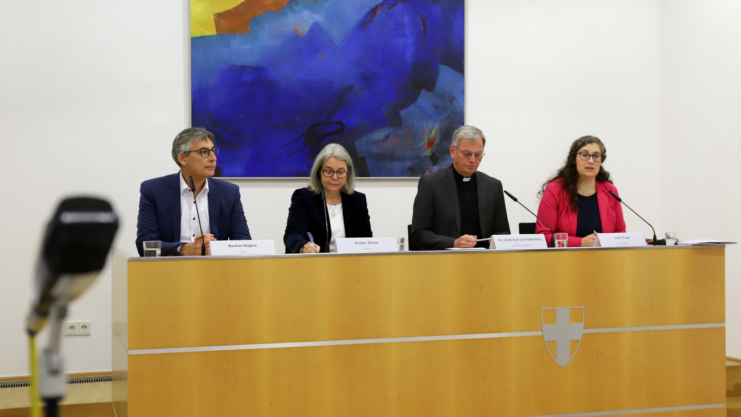 vlnr. Direktor Manfred Wagner, Direktorin Kirsten Straus, Generalvikar Dr. Ulrich Graf von Plettenberg und Pressesprecherin Judith Rupp (Foto: Inge Hülpes/Bistum Trier)