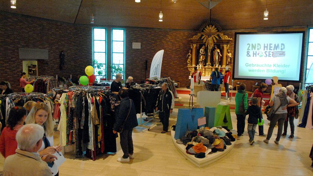 Ein großes Angebot an gebrauchter Kleidung wird in der Jugendkirche MIA präsentiert