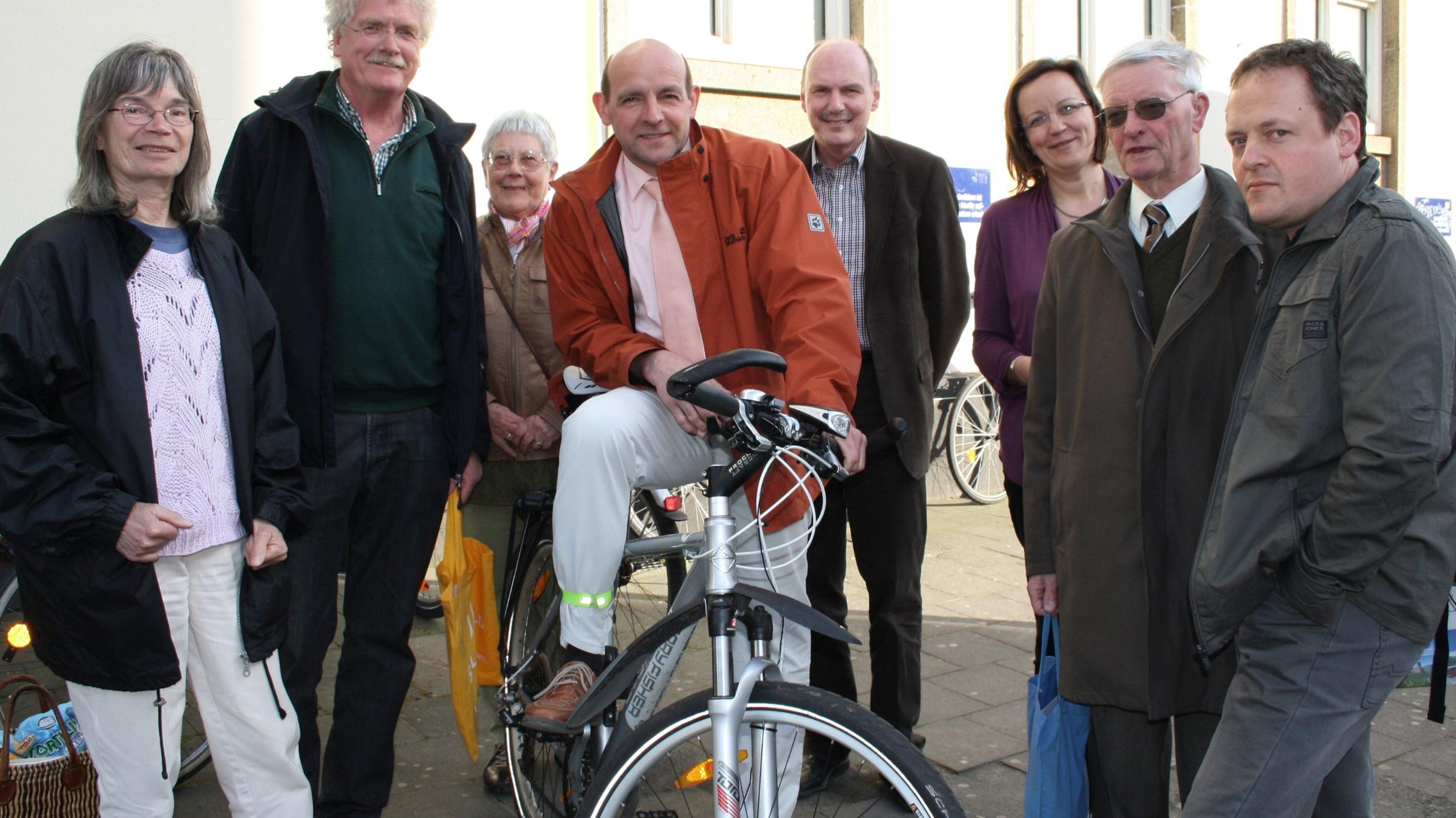 Der Vorsitzende der DKU, Hans-Gerd Wirtz (vierter von rechts) mit Teilnehmerinnen und Teilnehmern der Aktion Autofasten bei der Auswertung im Jahre 2011. Foto: Paulinus