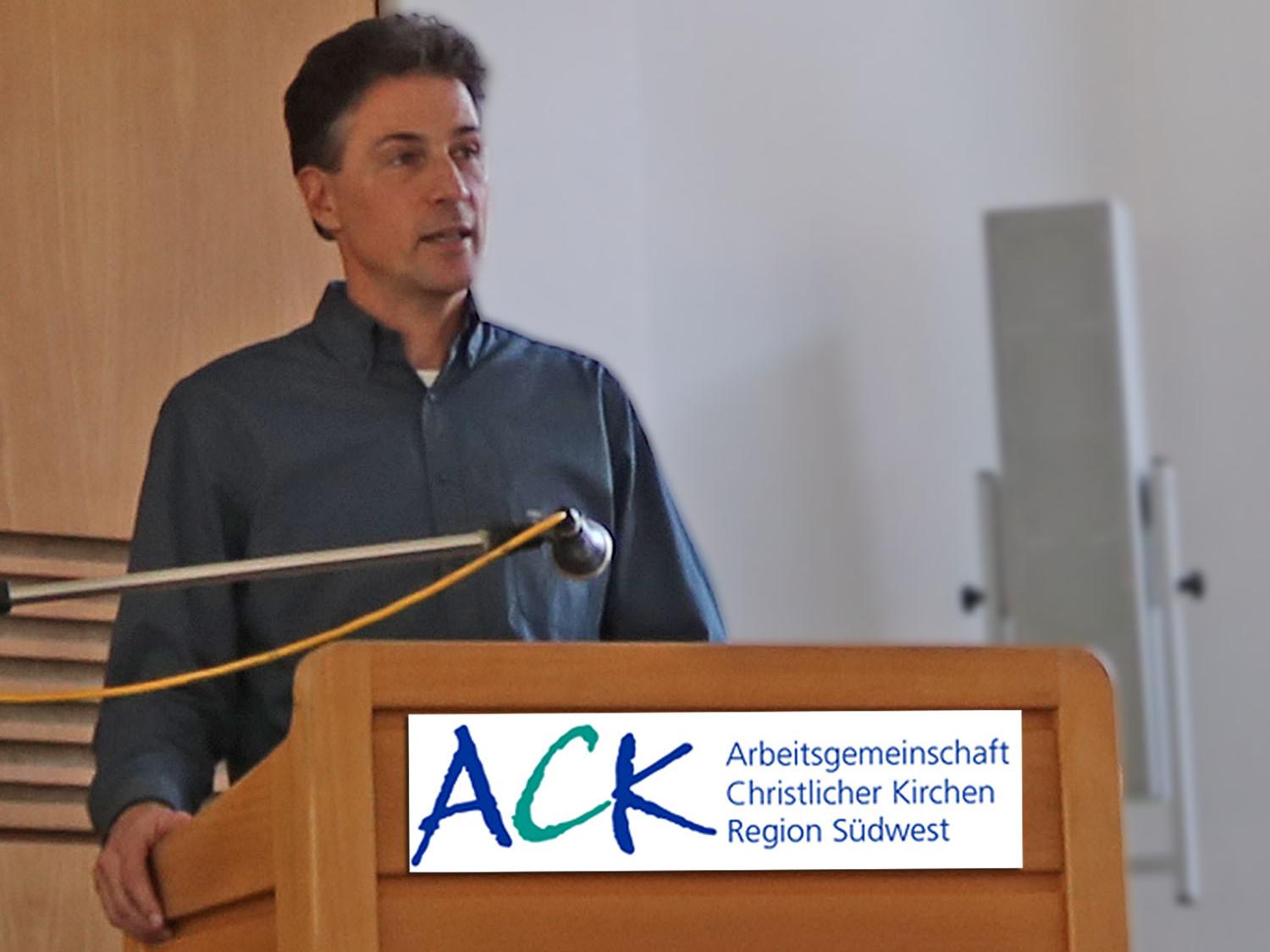 Klaus Fischer bei seinem Vortrag über Fakten und alternative Fakten zum Klimawandel.
