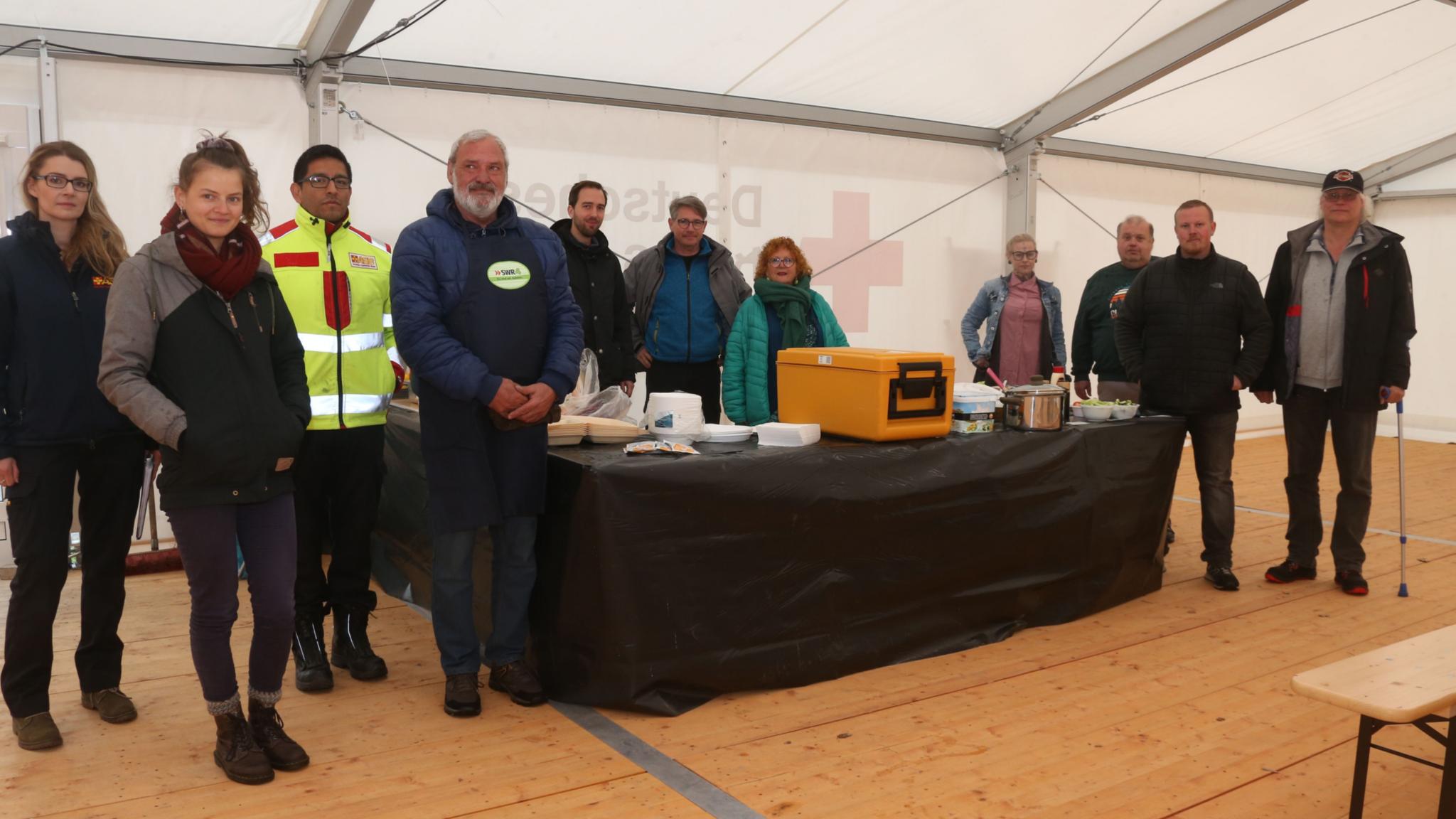 Matthias Baden, Pastoralreferent aus Bad Kreuznach (links; schwarze Jacke), James Clifton Stones, von I-Motion (Mitte; graue Jacke) und Mechthild Peters, Seelsorgerin im Mayener Krankenhaus (rechts; blaue Jacke), nahmen von den Bewohnern Abschied. Mit auf dem Foto sind Mitarbeiterinnen und Mitarbeiter des ASB. Foto: Elvira Bell