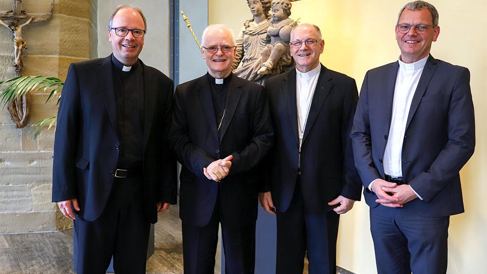 Bischof Stephan (l.) zusammen mit Odilo Kardinal Scherer (2.v.l.), Erzbischof Jacinto (2.v.r) und Generalvikar von Plettenberg (r.).