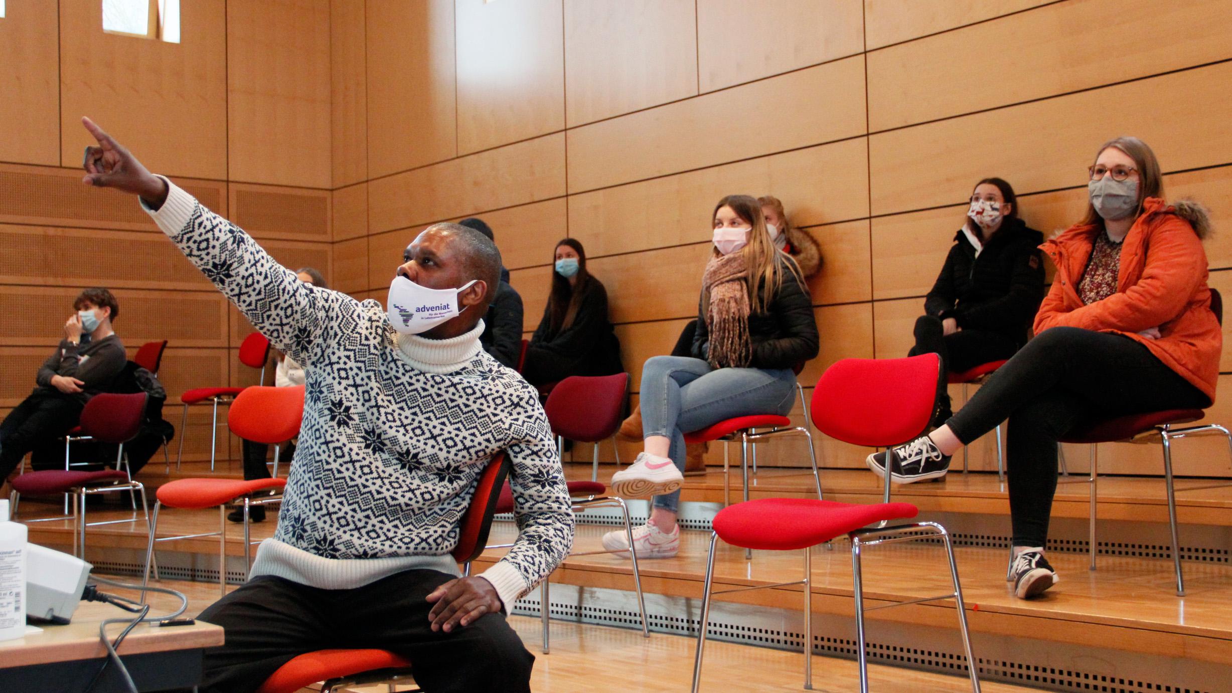 Adveniat-Gast Padre Luis Carlos spricht mit den Schülern der St. Helena-Schule über sein Engagement. (Foto: S. Bastreri/Bistum Trier)
