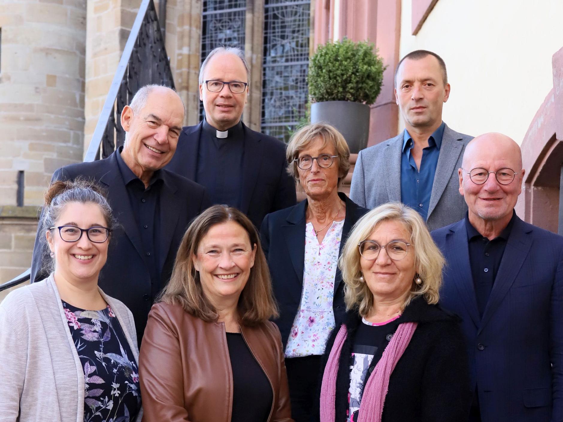vordere Reihe vlnr. Judith Rupp, Dr. Bettina Janssen, Prof. Dr. Claudia Bundschuh, 2. Reihe vlnr. Dr. Helmut Peters, Dorothee Bohr, Lothar Schömann, 3. Reihe vlnr. Bischof Dr. Stephan Ackermann, Professor Dr. Jan Hofer