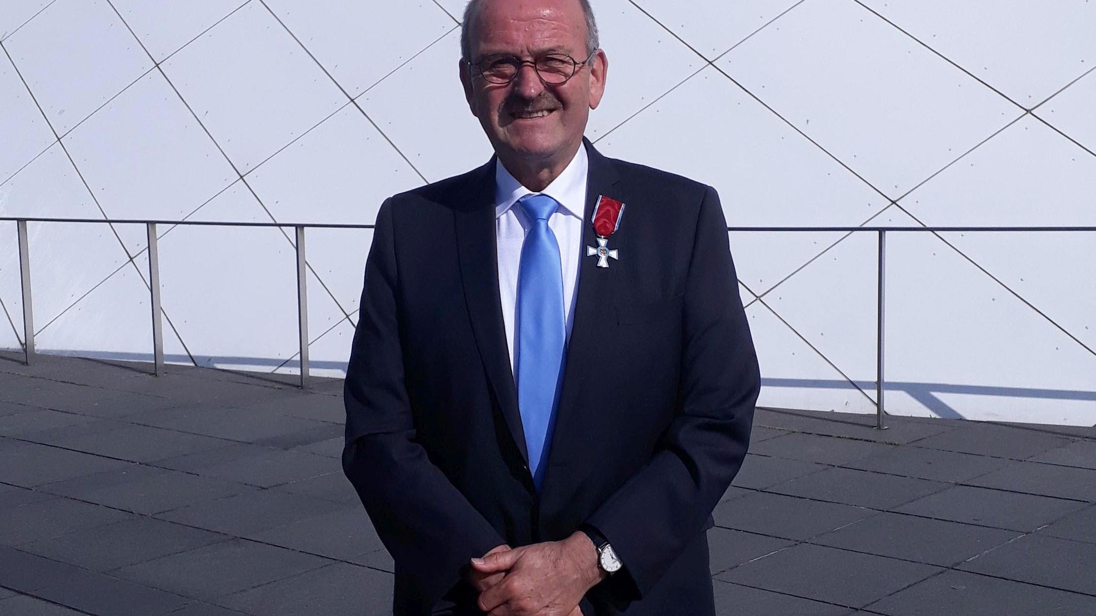 Anton Viktor Wyrobisch mit seiner Medaille vor der Philharmonie (Foto: Marc Jeck)