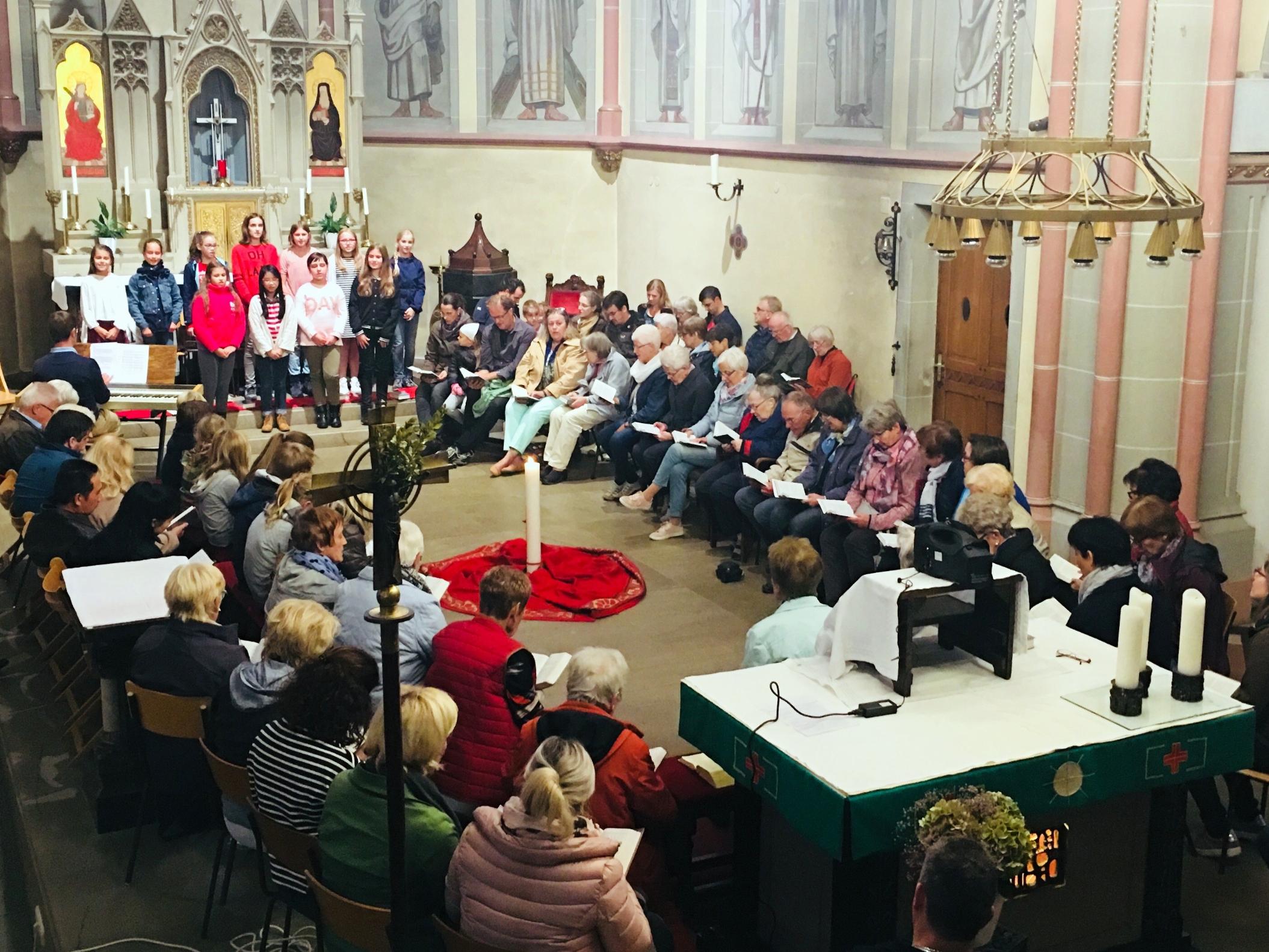 Bei den Andachten versammeln sich immer viele Menschen im Altarraum der Betzdorfer Pfarrkirche. Foto: privat
