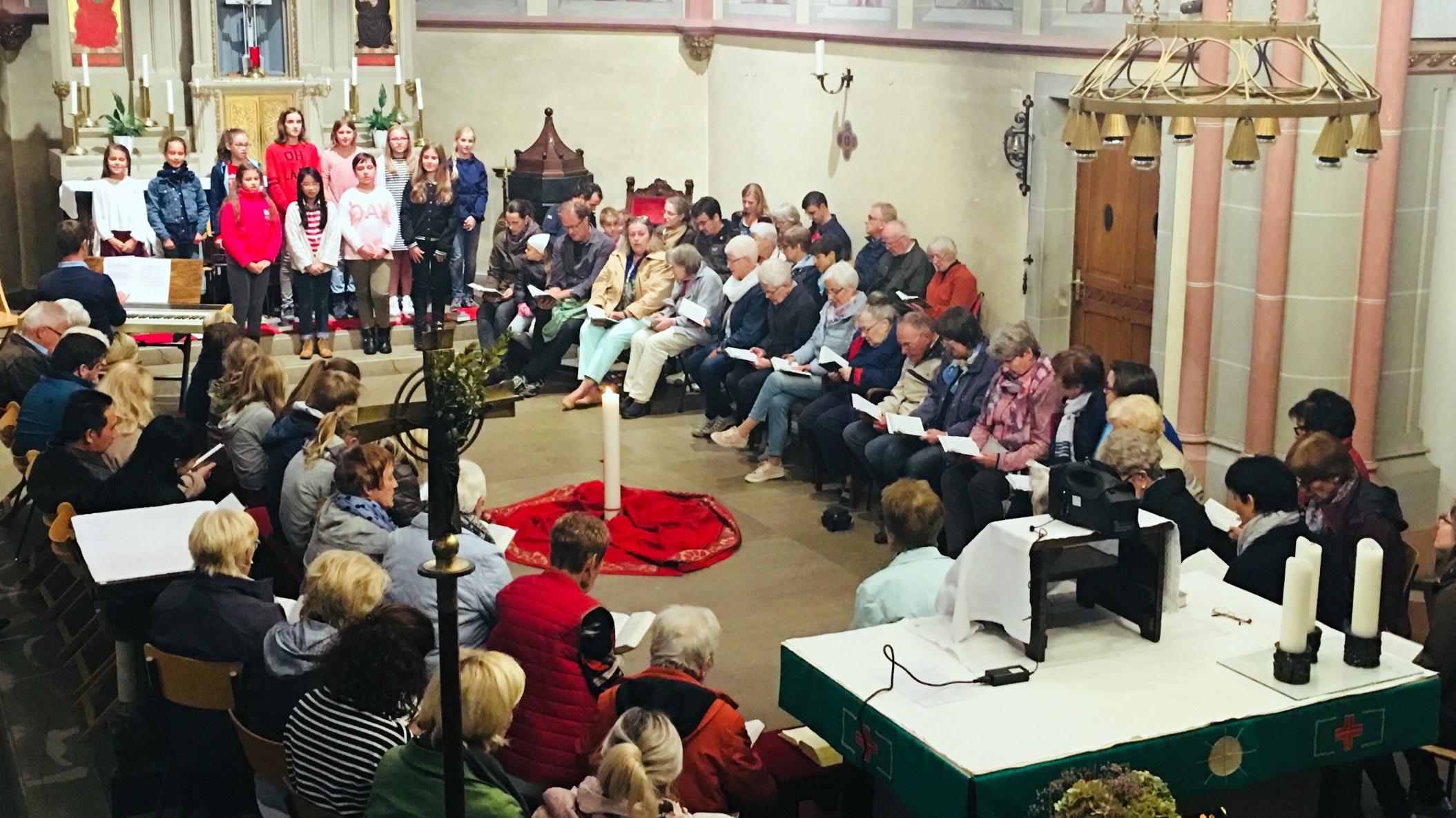 Bei den Andachten versammeln sich immer viele Menschen im Altarraum der Betzdorfer Pfarrkirche. Foto: privat