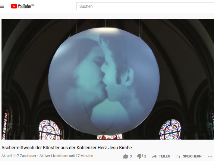 Die Videoinstallation „philema“ von Cornelia Rößler zeigte küssende Paare auf einem Ballon. Screenshot: Julia Fröder