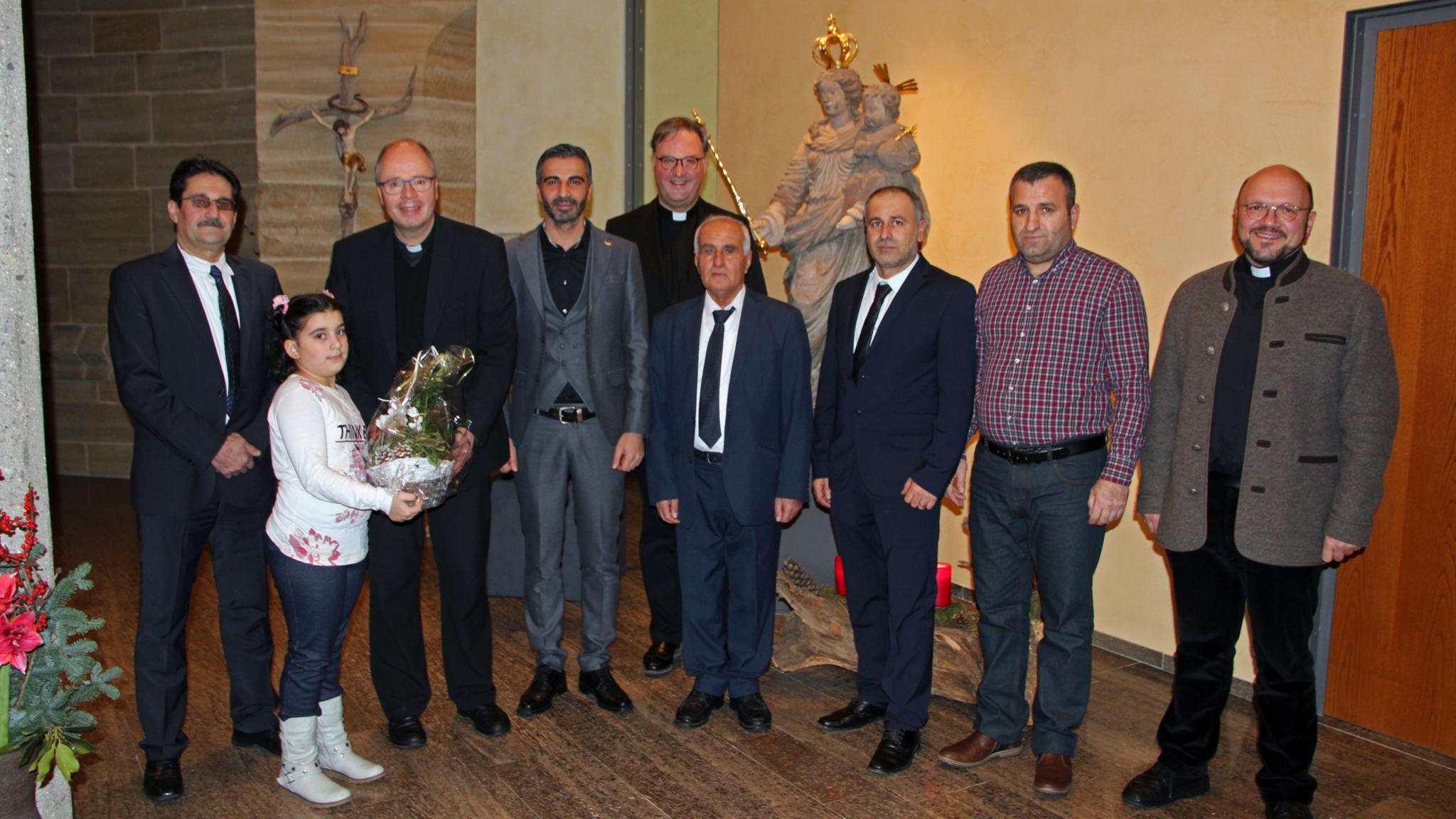Charli Kanoun (4.v.li.) und die assyrischen Christen dankten Bischof Dr. Ackermann für seine Unterstützung. Auch dabei: Dr. Hans-Günther Ullrich, Beauftragter für die Flüchtlingsarbeit im Bistum Trier (Mitte hinten), und Dr. Markus Nicolay, Beauftragter für die Gläubigen der mit Rom verbundenen Ostkirchen (re.)