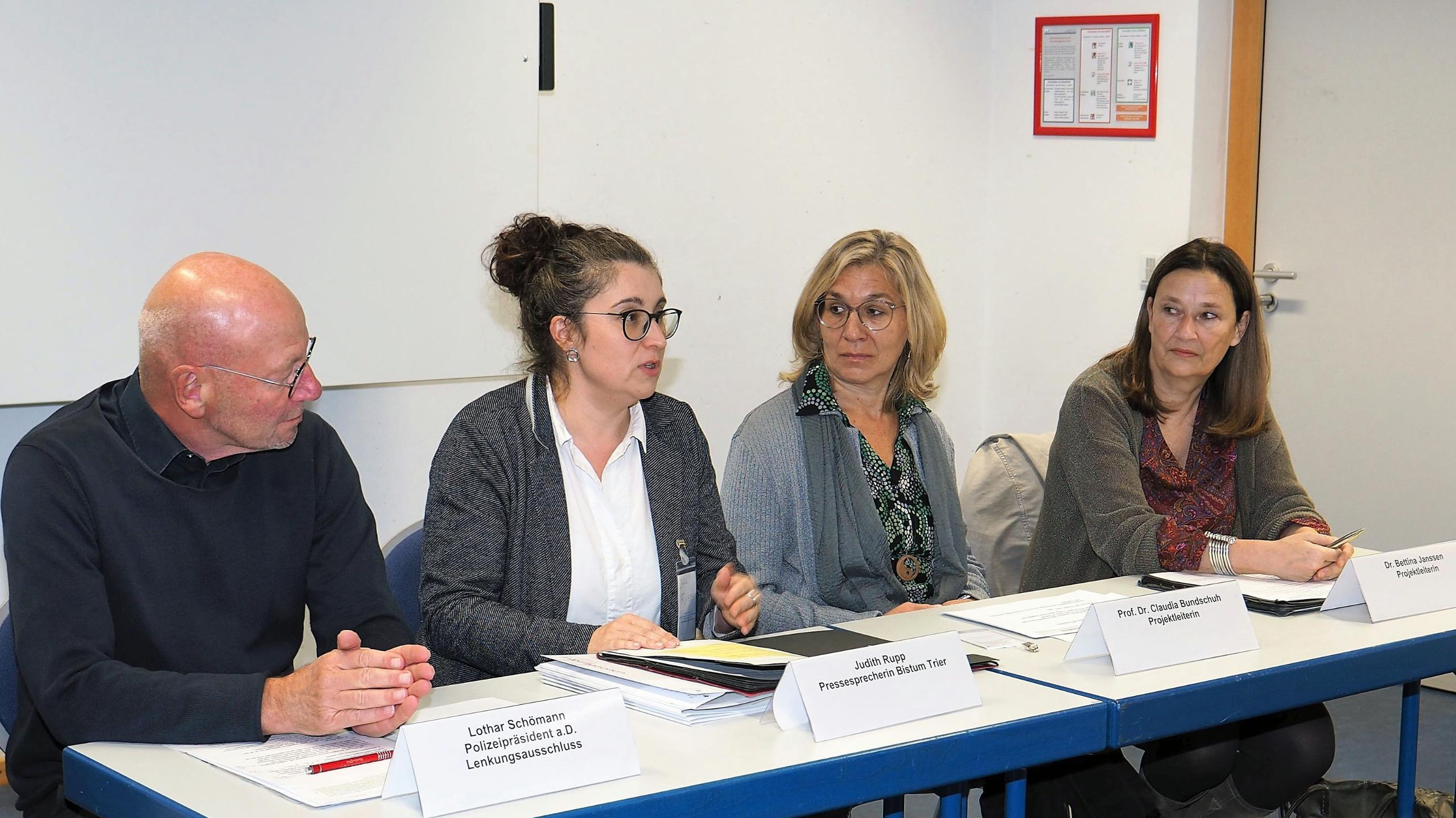 Lothar Schömann, Judith Rupp, Prof. Dr. Claudia Bundschuh und Dr. Bettina Janssen (vlnr.)